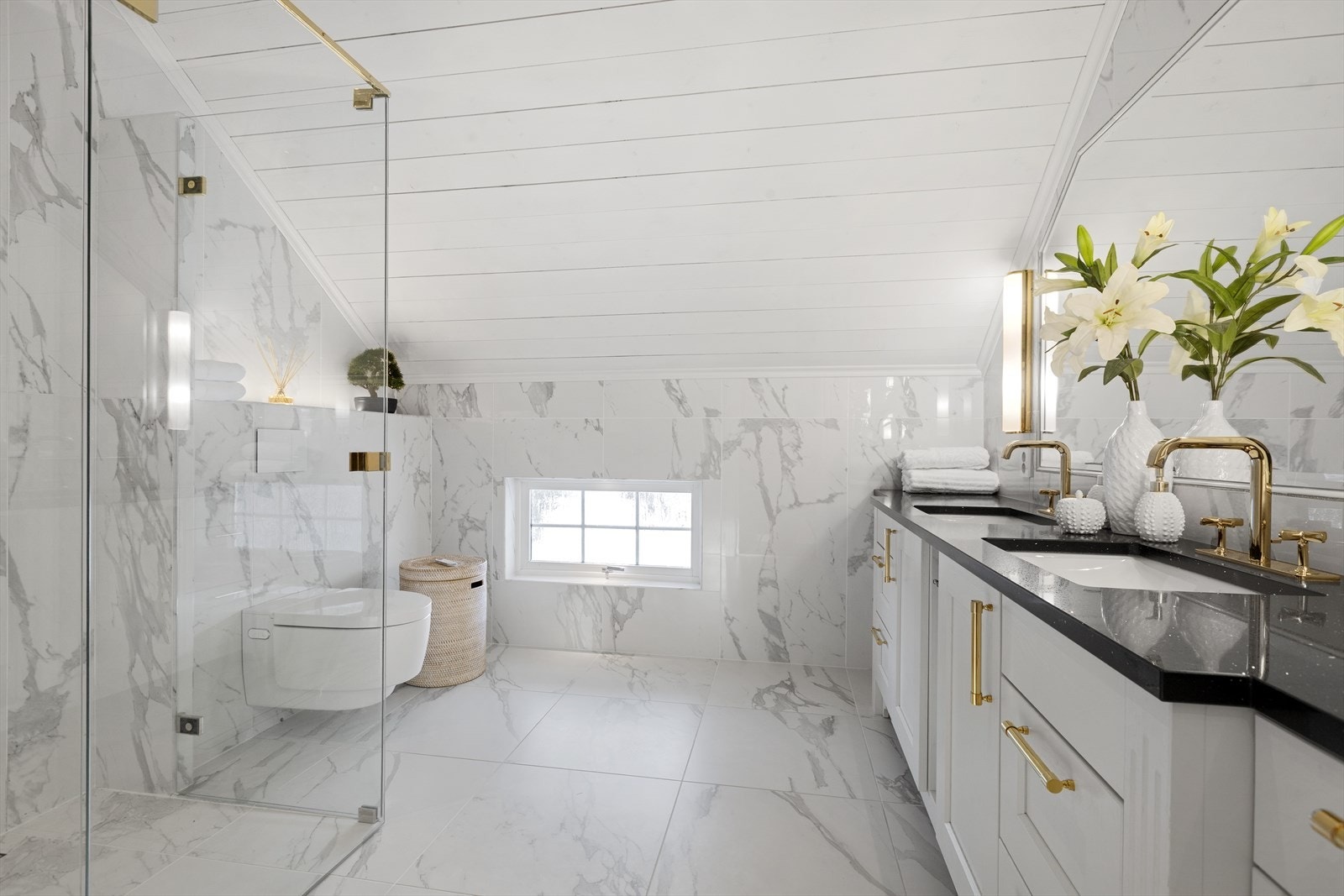 2 etasje i hovedhuset har bl.a. tre soverom, et lekkert bad og garderobe Galleribilde