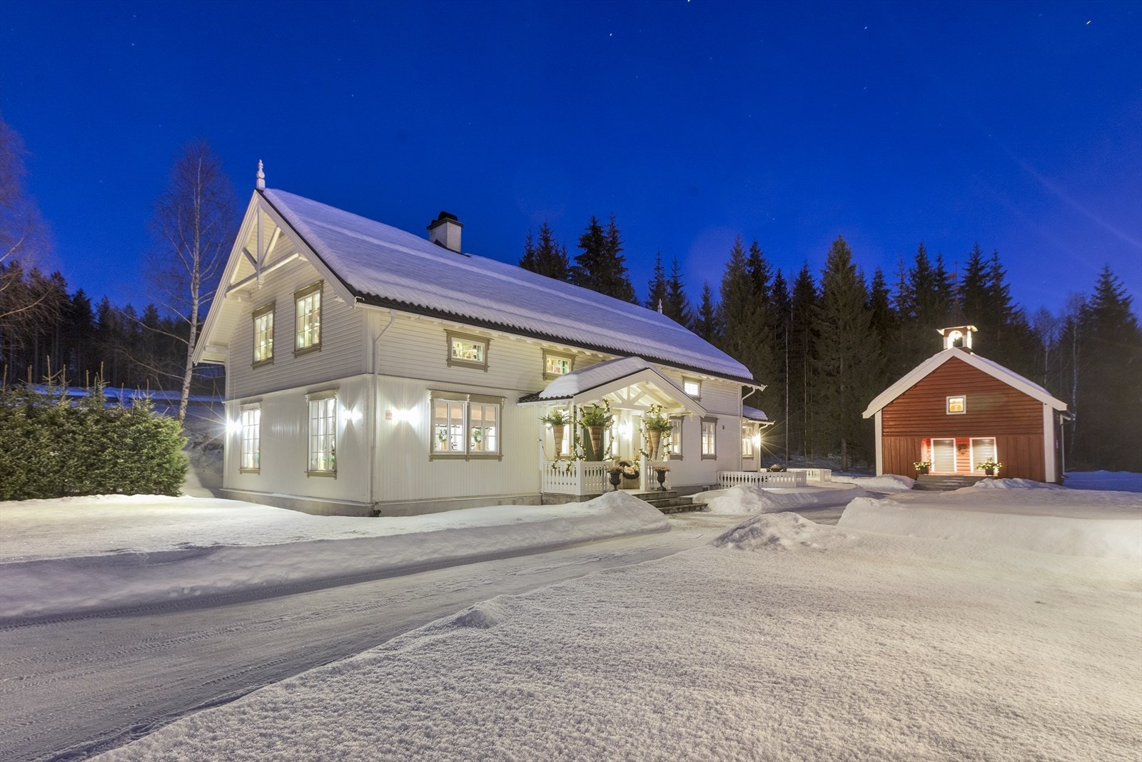 Bygget fremstår i dag med høyere standard, materialvalg og løsninger enn vanlig for denne type boliger Galleribilde
