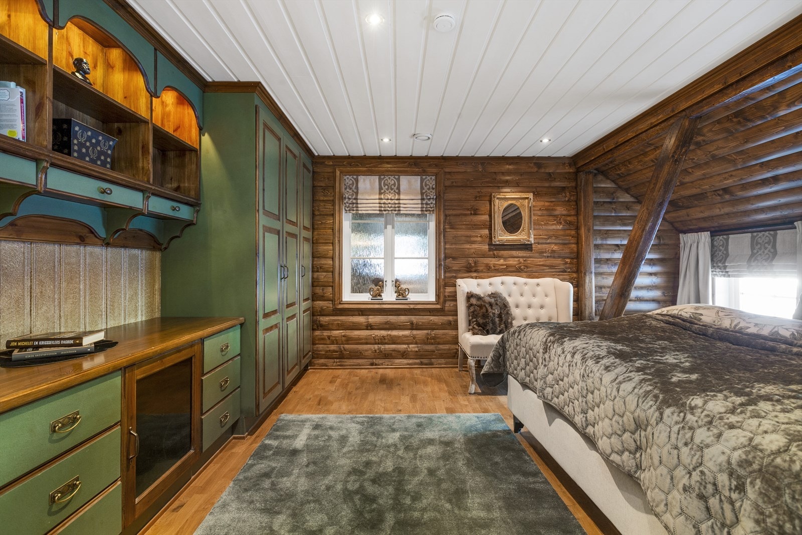 Soverom med innebygde skap og Tv benk Galleribilde