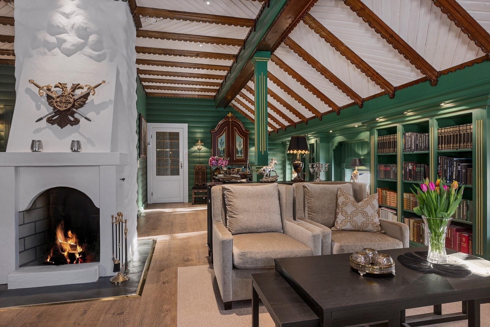 Peiskos i storstuen Galleribilde