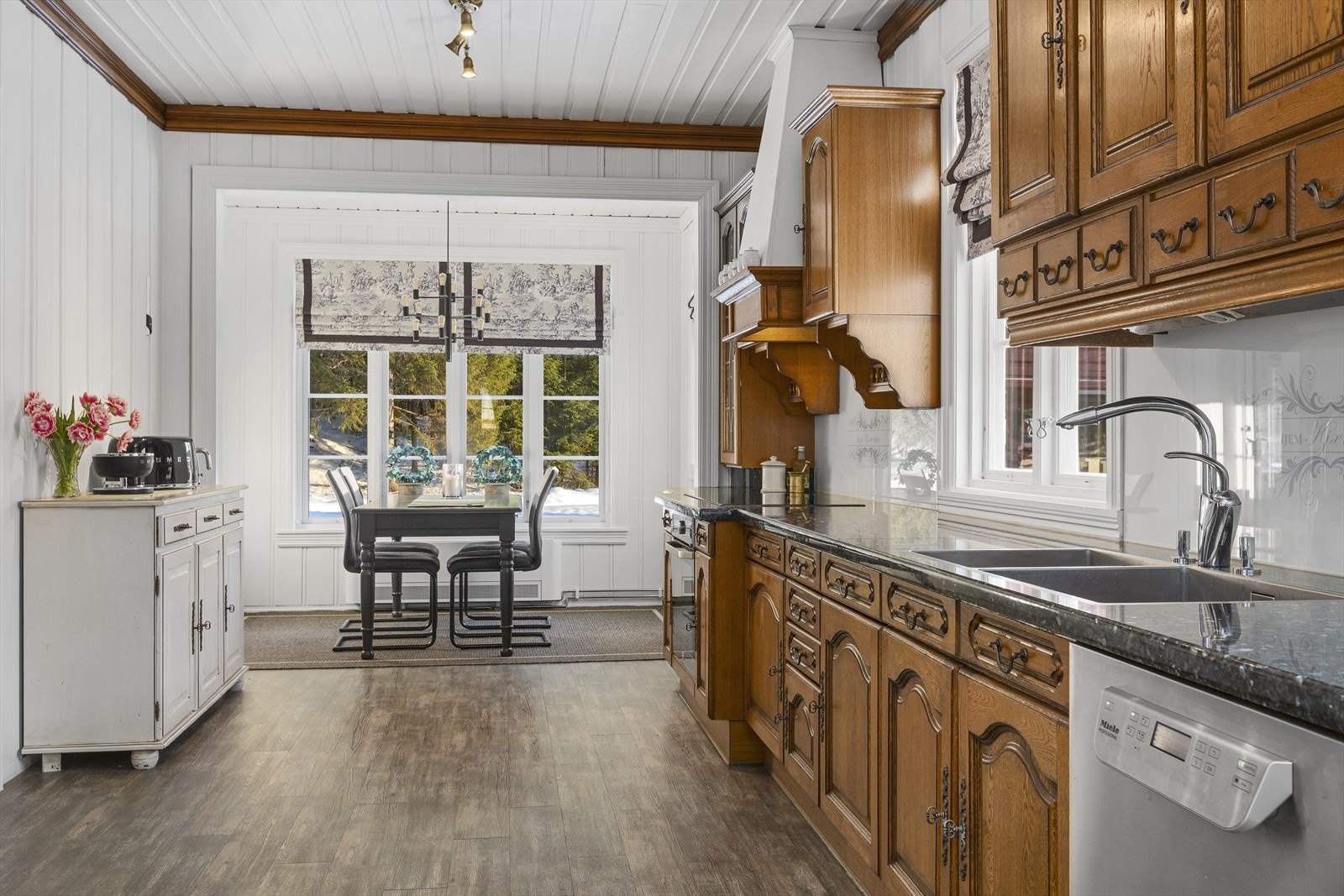 Kjøkken med spiseplass Galleribilde