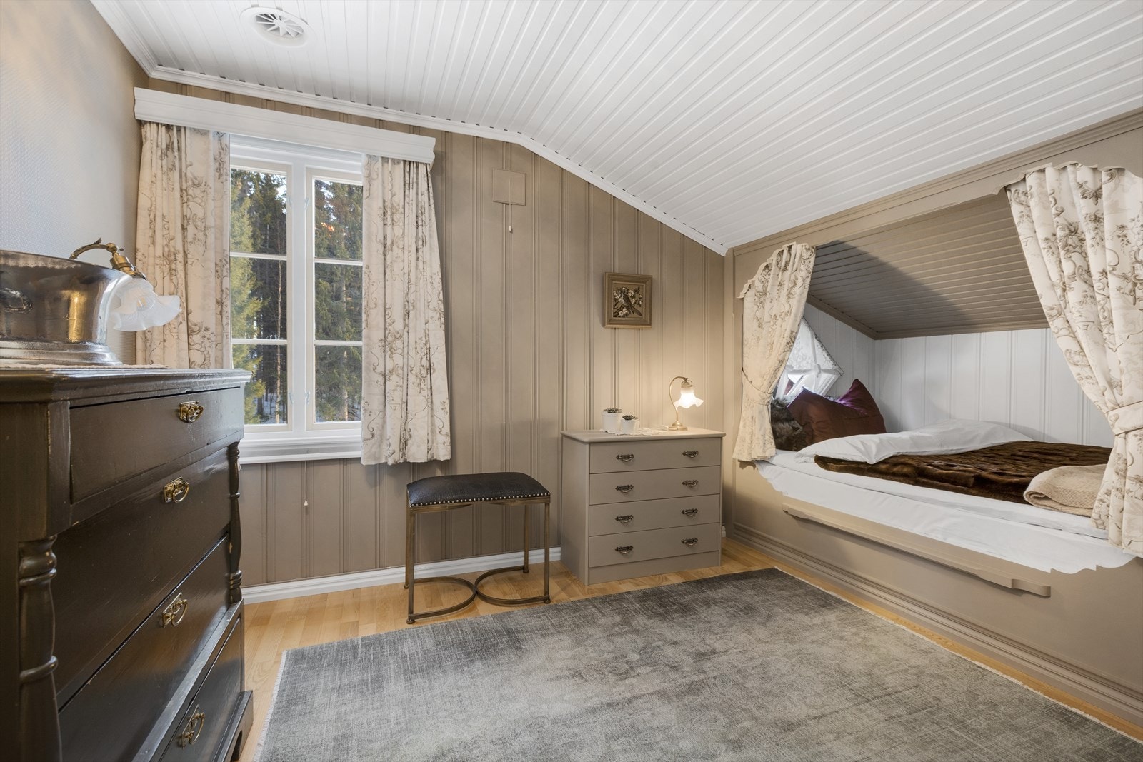 Soverom med bl.a. plassbygd seng Galleribilde