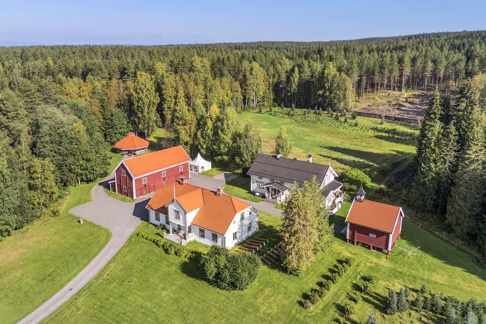 Herskapelig og historisk eiendom med idyllisk beliggenhet 5 minutter i fra Elverum sentrum Galleribilde