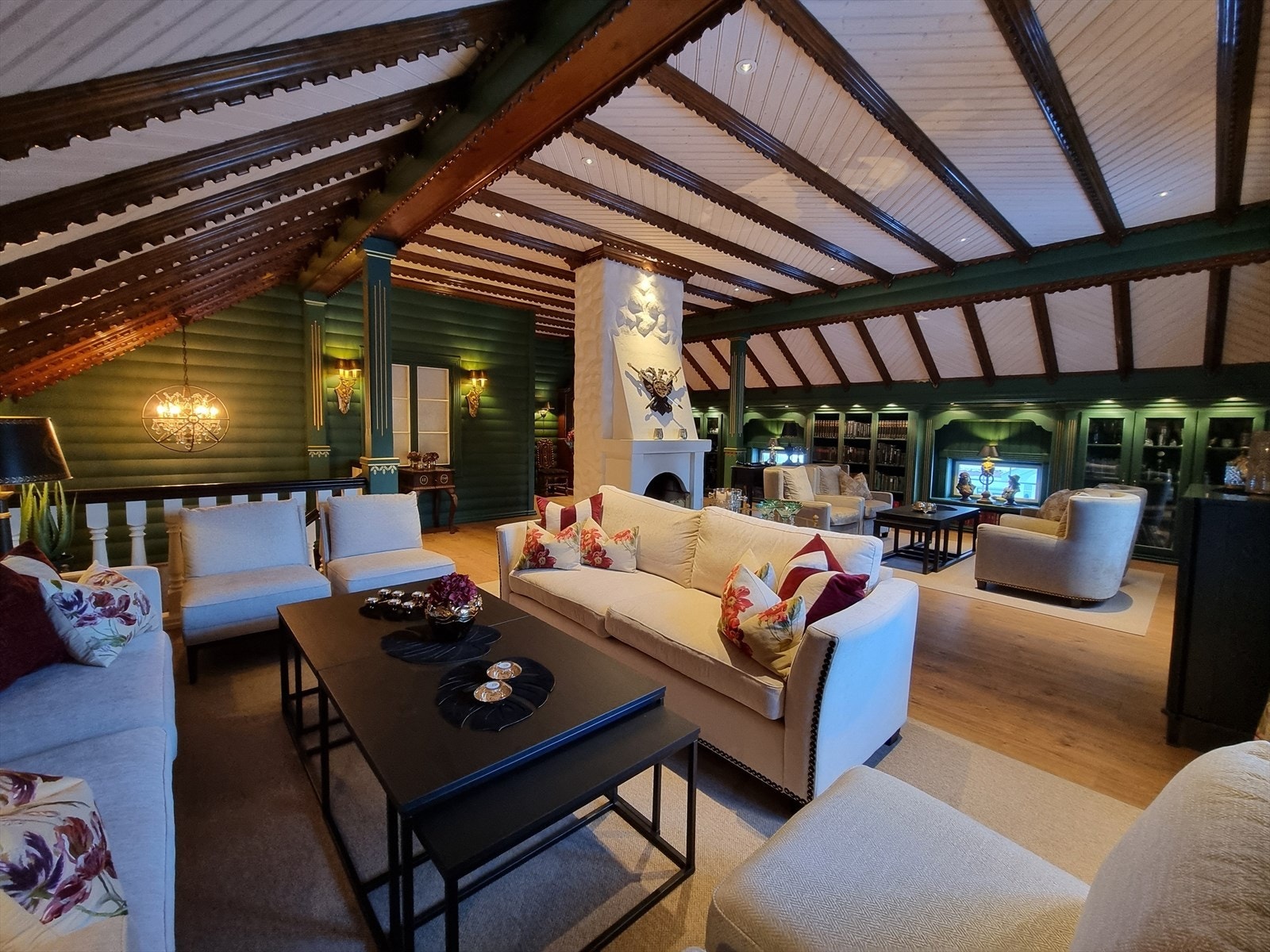 Boligens 2. etasje består bl.a. av en herlig stue med flere soner Galleribilde