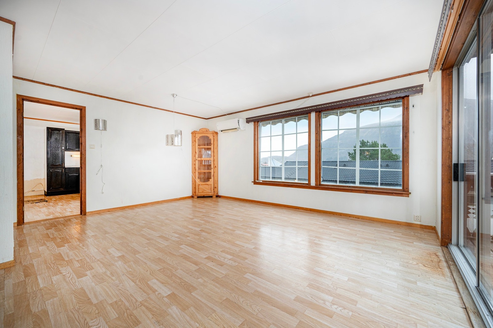 Stor og romslig stue i hovedetasjen. Galleribilde