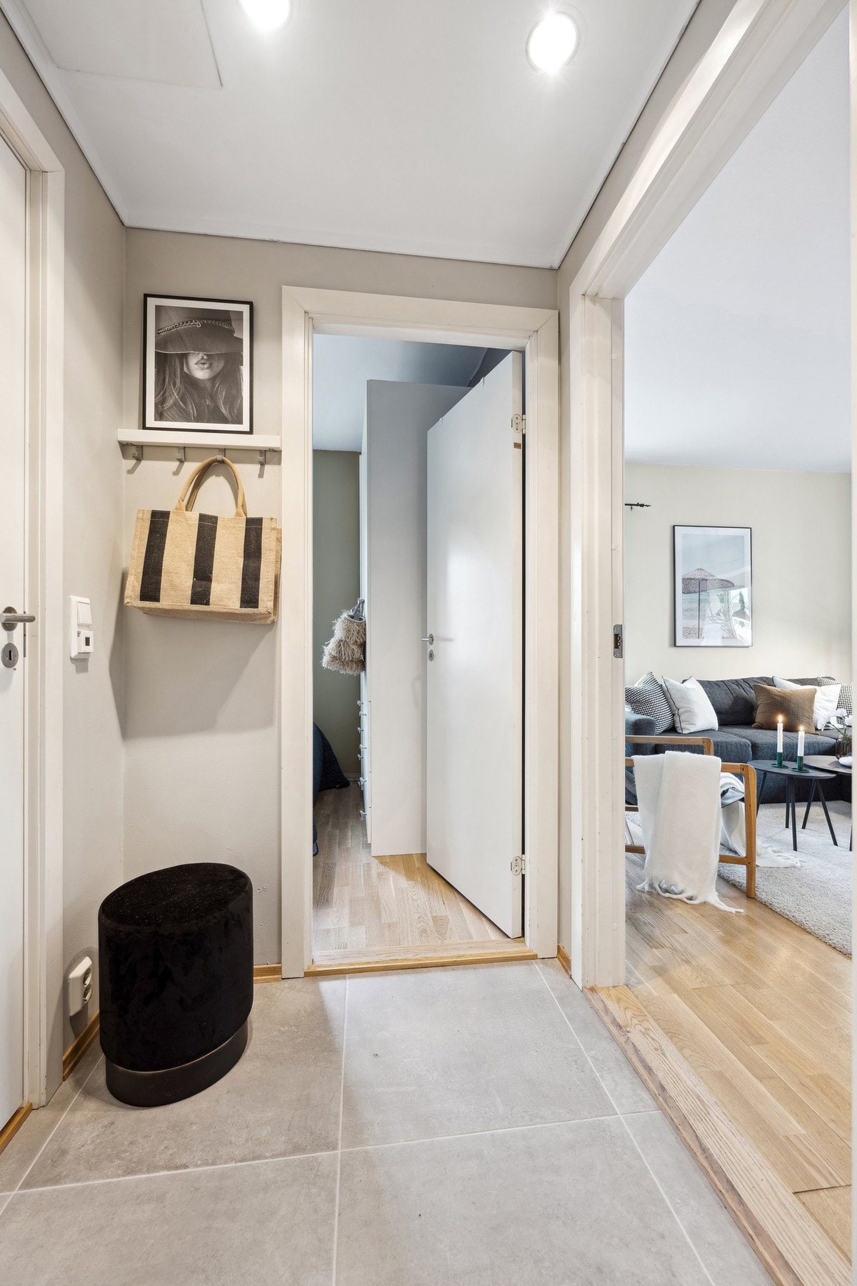 Entré med plass til knaggrekke og skohylle Galleribilde