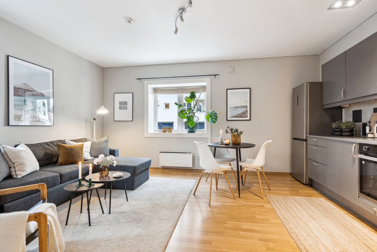 Boligen ligger på hjørnet av bygget, og har gode lysforhold Galleribilde