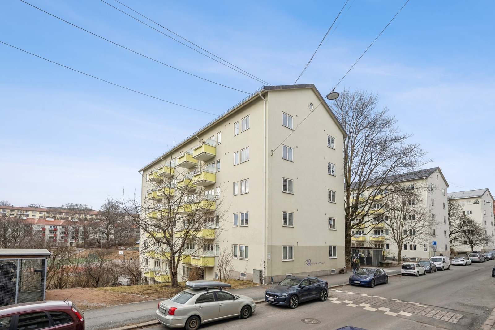 På andre siden av gaten finner man også Biermannsgården med tilhørende parkområde Galleribilde