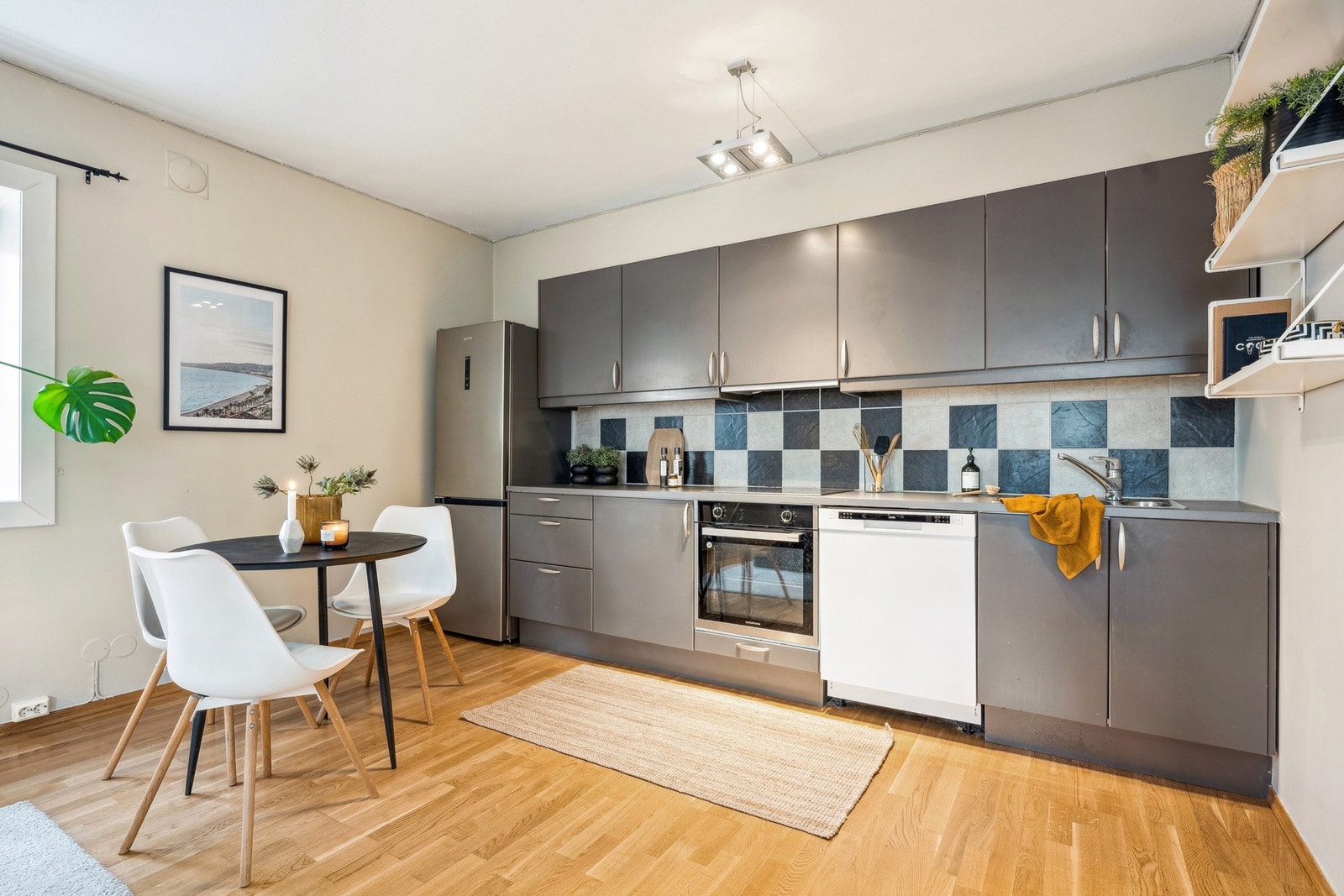 Kjøkken med noe integrerte hvitevarer Galleribilde