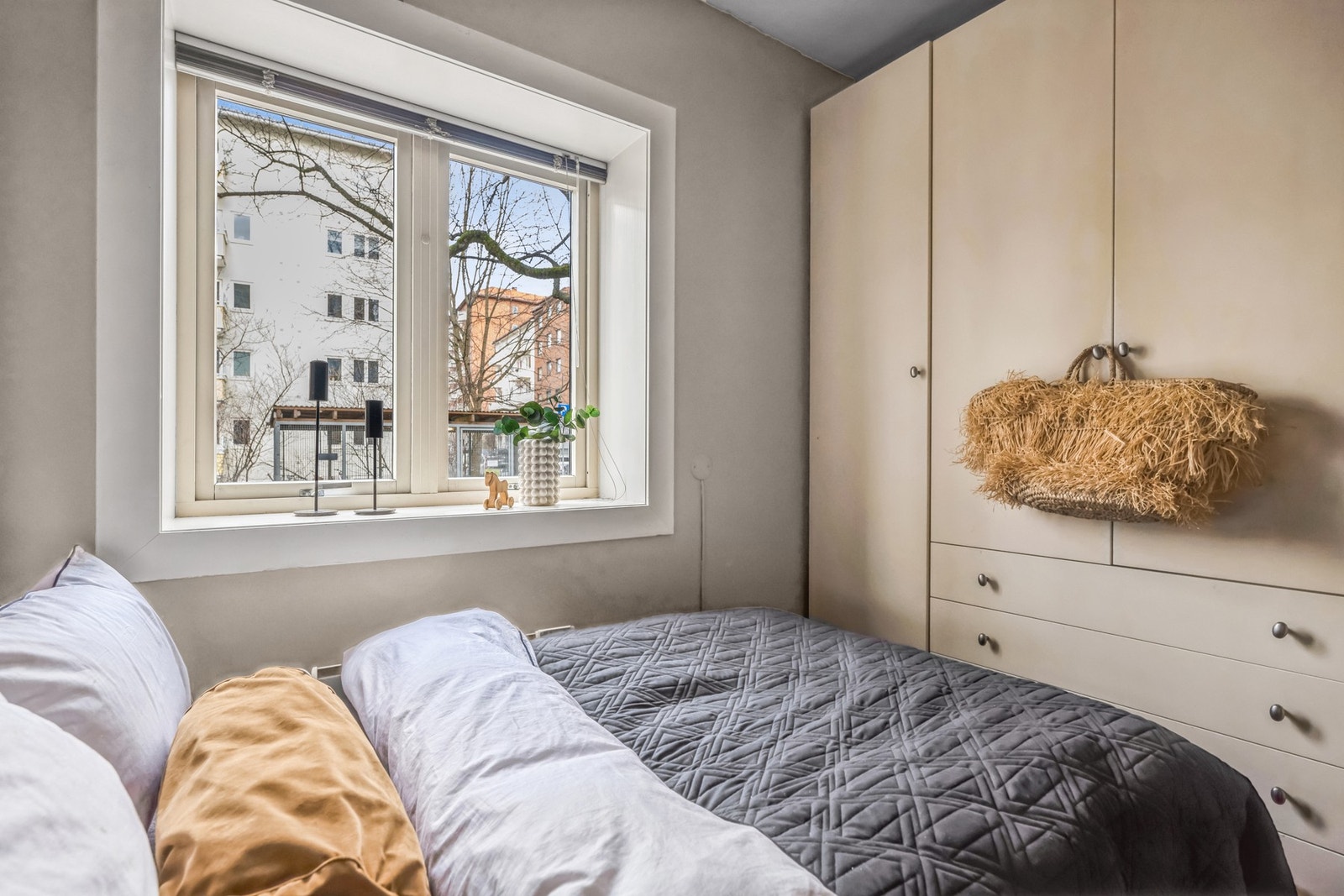 Soverom innredet med god garderobeløsning Galleribilde