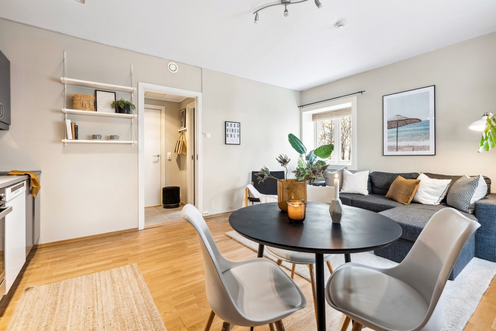 Plass til spisebord og sofa Galleribilde