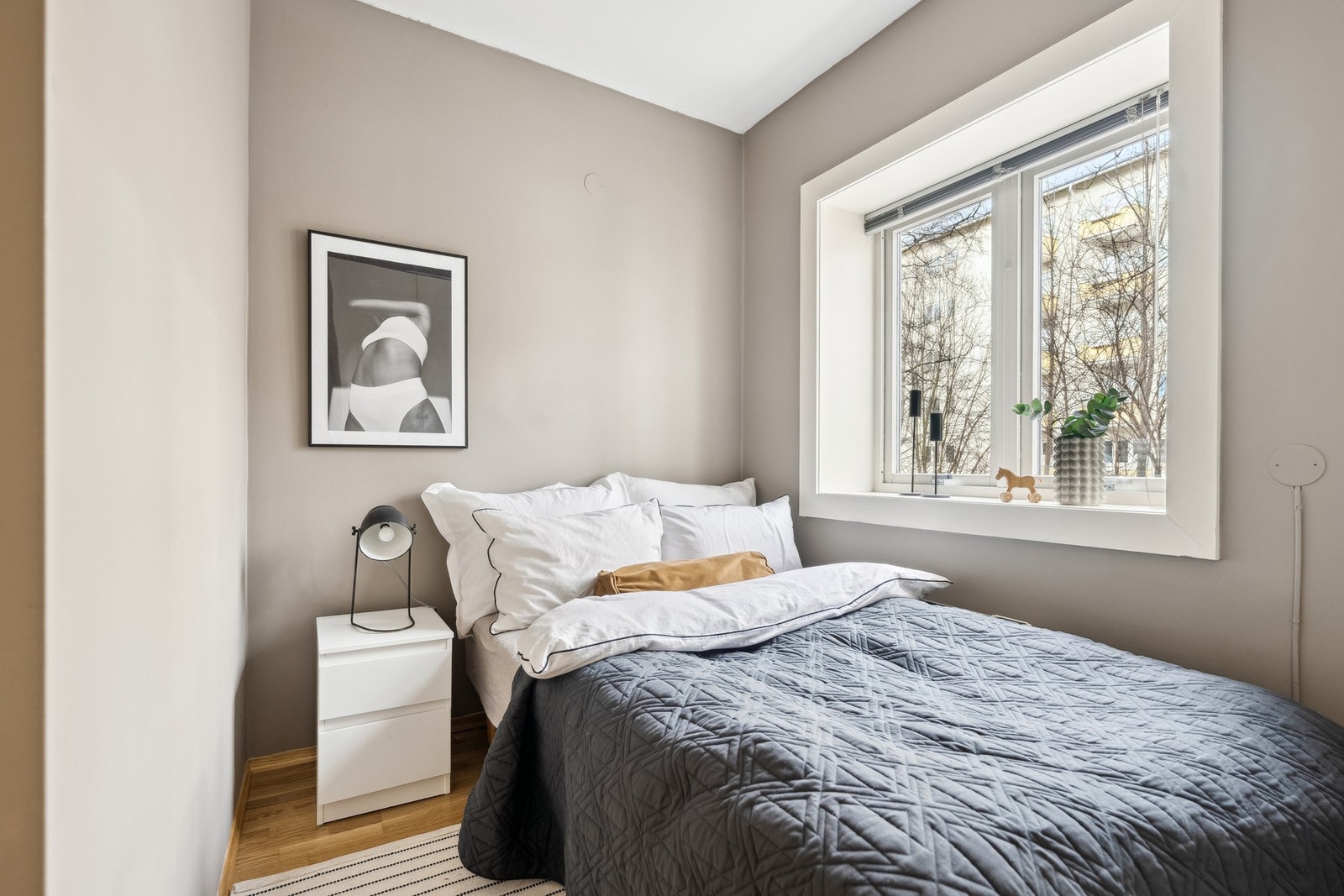 Soverom med plass til dobbeltseng Galleribilde