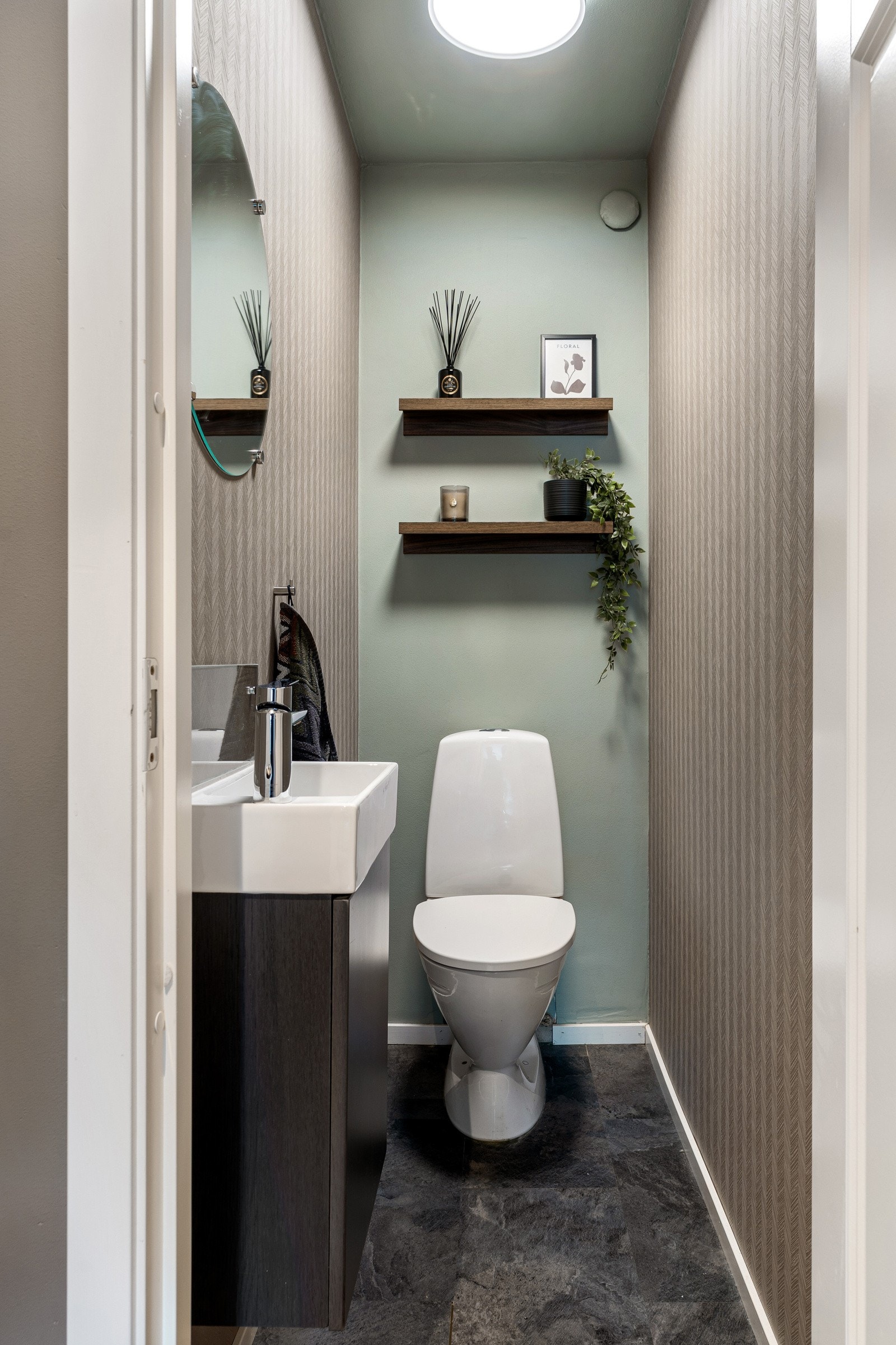 Toalettrommet har laminat på gulv. Av utstyr er det etablert innredning med servant og toalett. Galleribilde