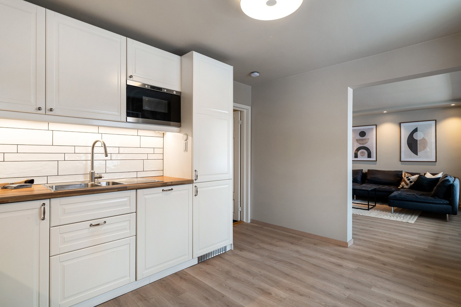 Fra stuen er det glidende overgang til kjøkkenet. Galleribilde