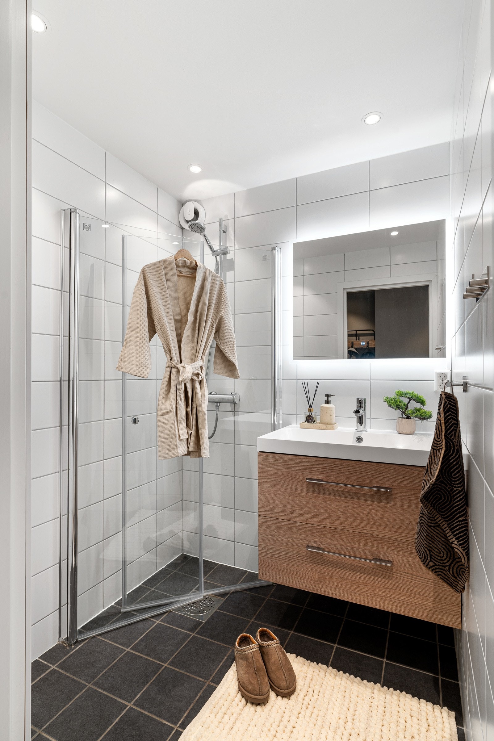 Planløsningen byr på et flislagt bad og et separat wc-rom vegg i vegg. Baderommet ble oppgradert i 2017 og er utstyrt med gulvvarme, nedfelt servant med skuffeseksjoner og downlights i himling. Galleribilde