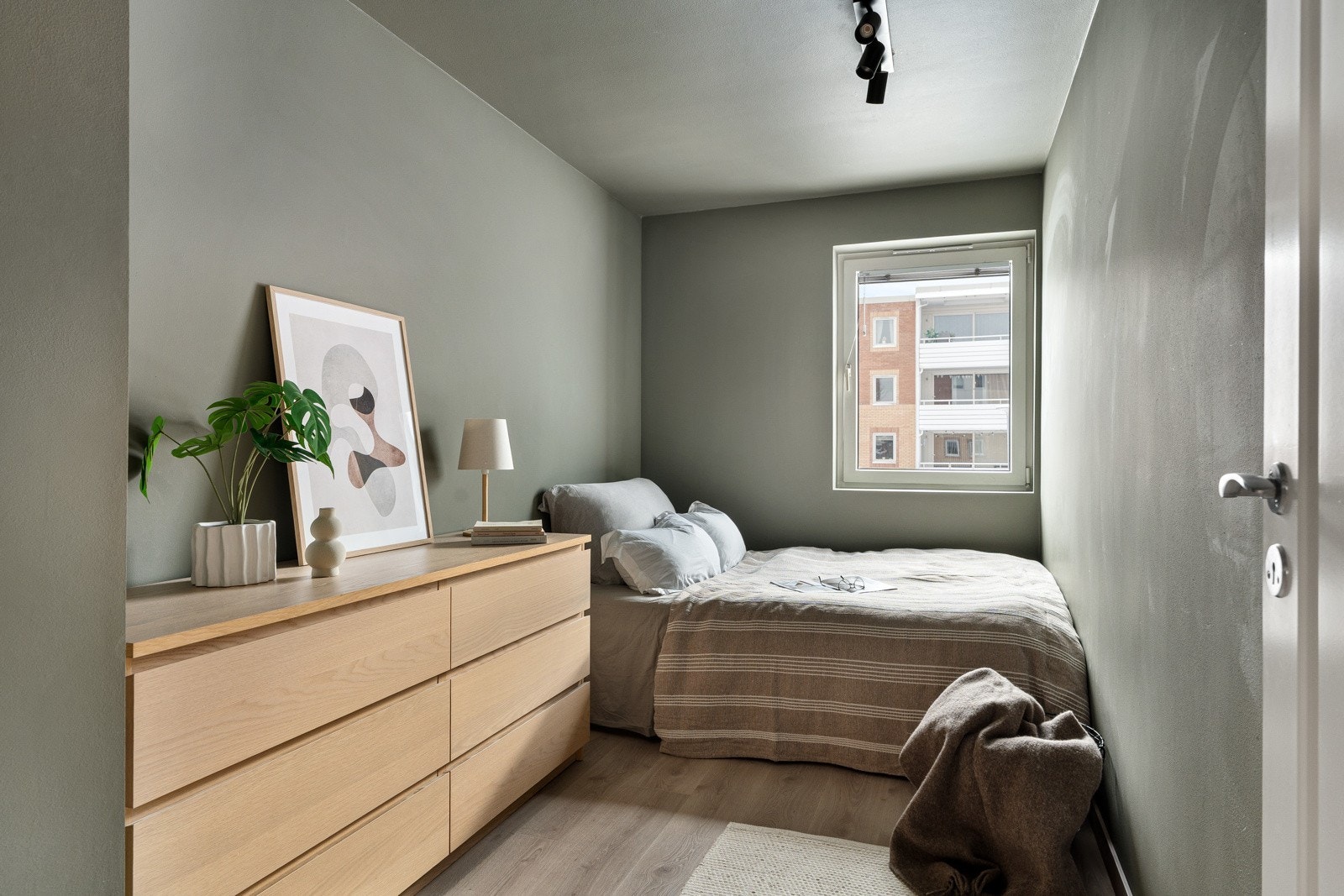 Store vindu sørger for naturlig lysinnslipp og gode luftemuligheter. Galleribilde