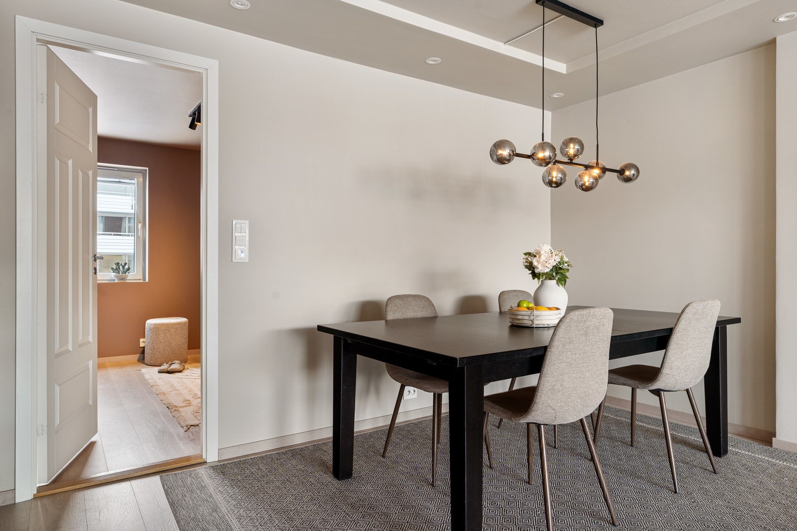 Leiligheten kan by på 3 soverom av god størrelse. To av disse har adkomst fra gangarealet og det siste fra stuen. Galleribilde