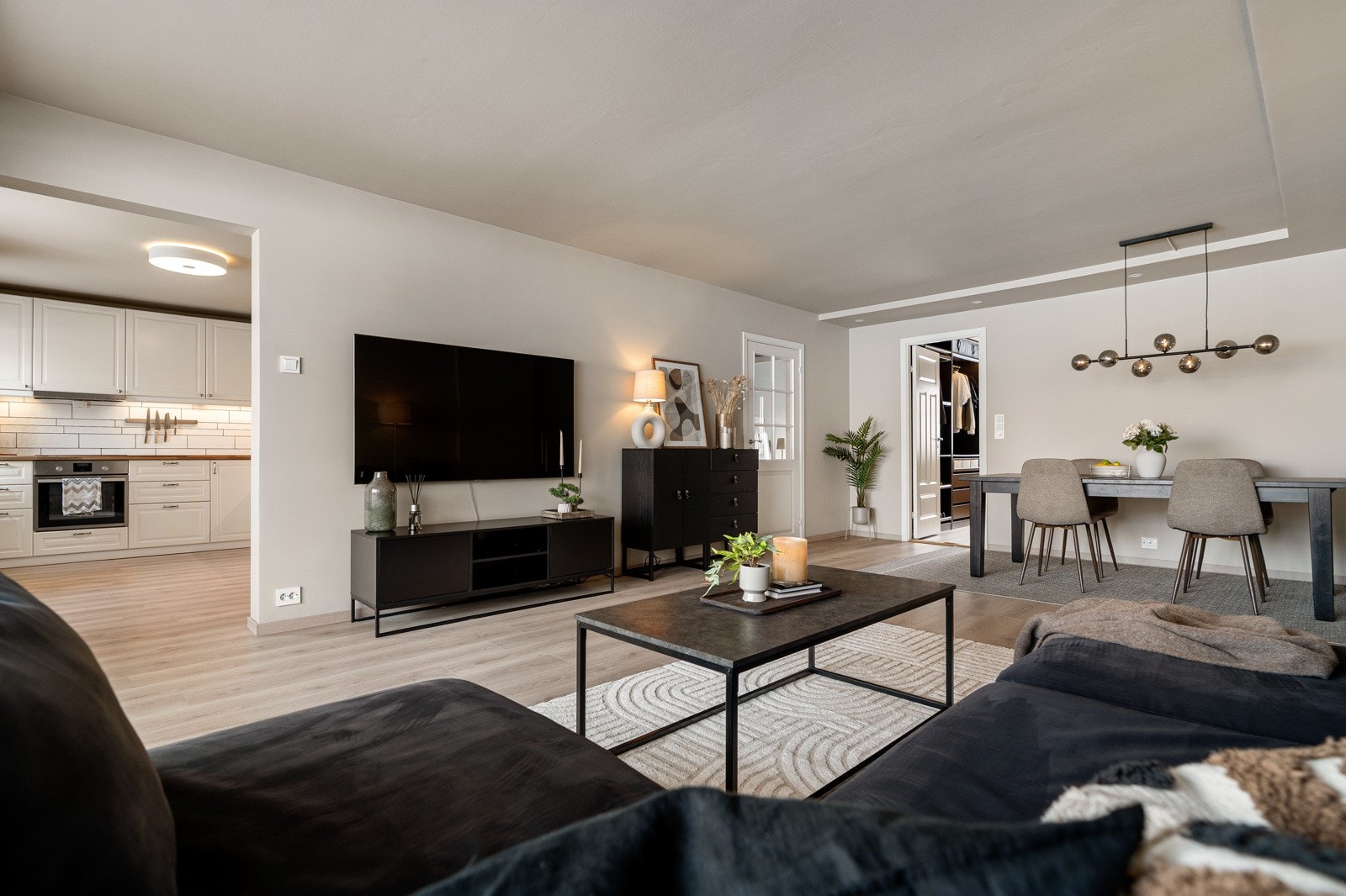 Oppholdsrommet bærer preg av en romslig og åpen utførelse med plass til flere oppholdssoner. Galleribilde