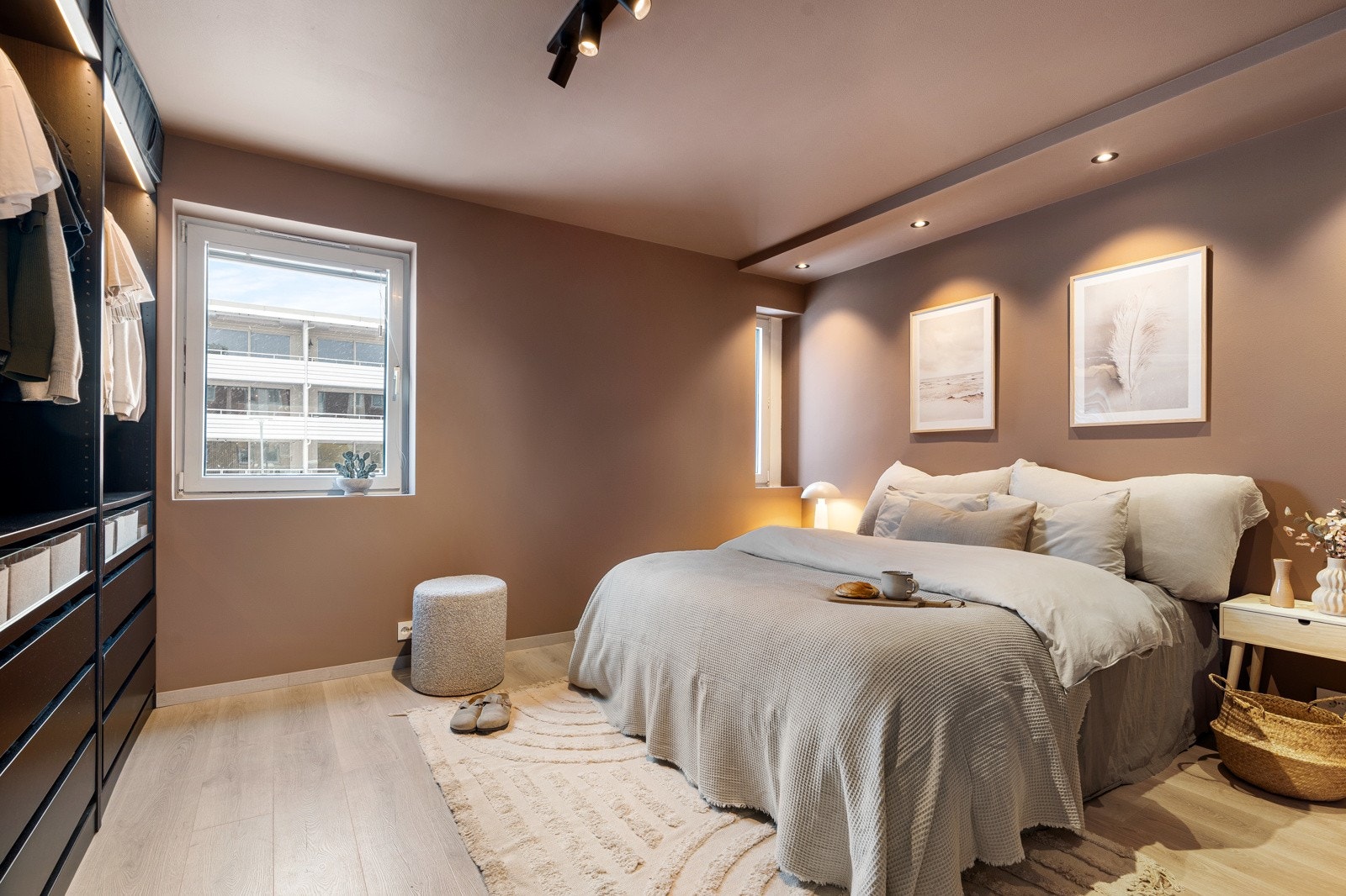 Alle soverom ble pusset opp i 2021 i tidsmessige fargetoner og 1-stavs gulv med varmefolie. Galleribilde