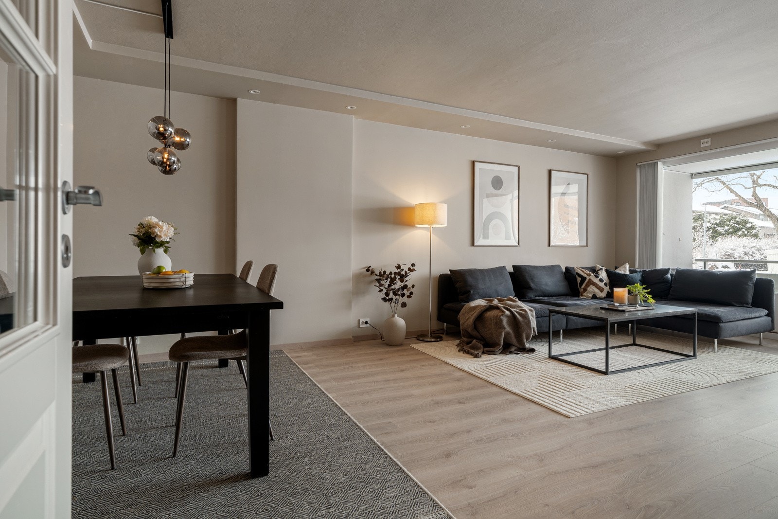 Leilighetens stue måler 29 kvm og har følgelig god plass til både spisegruppe, sofa og mediemøblement. Galleribilde