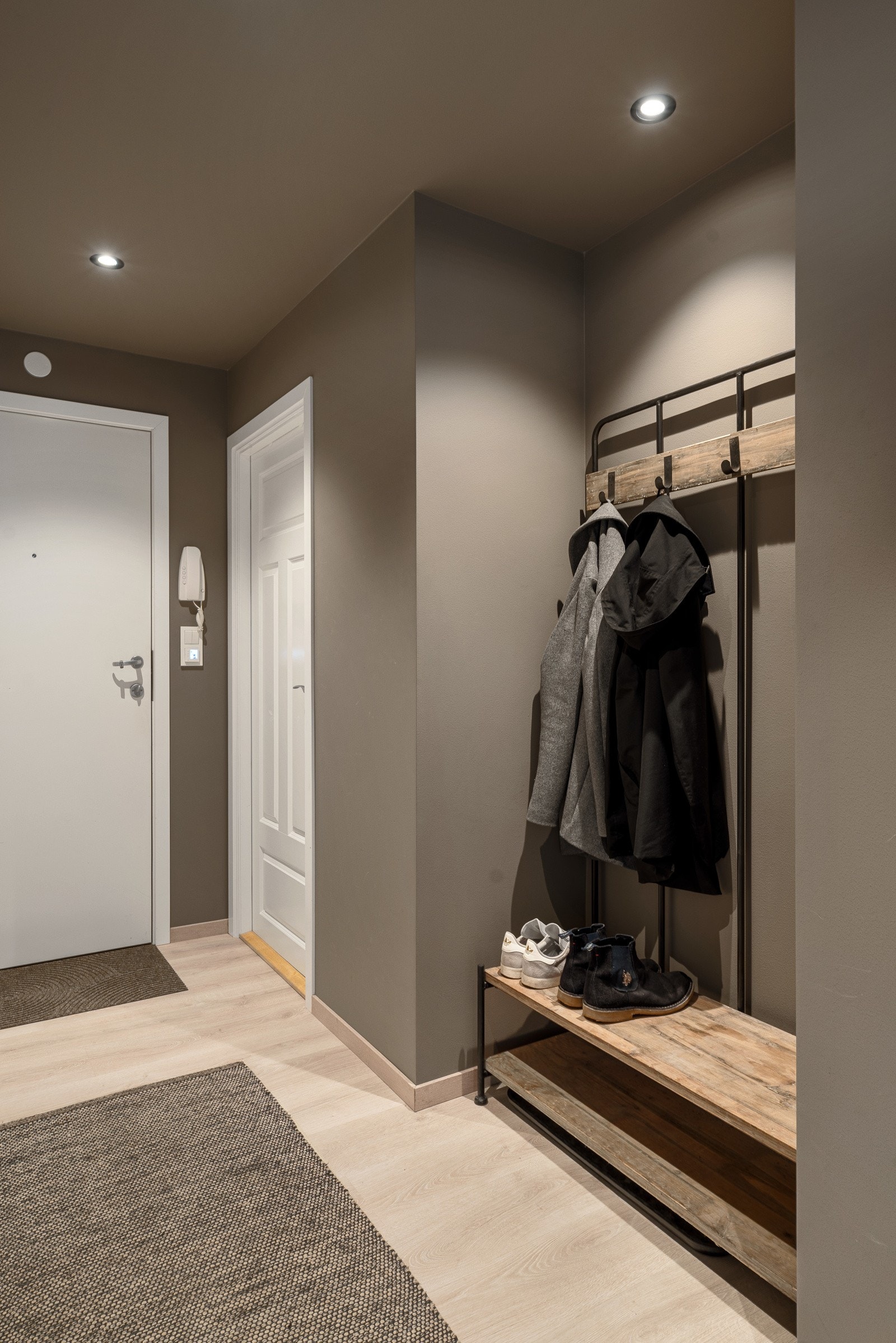 Man kommer inn i leiligheten via en innbydende entré med god plass for garderobeskap og vegghengt klesoppbevaring. Galleribilde