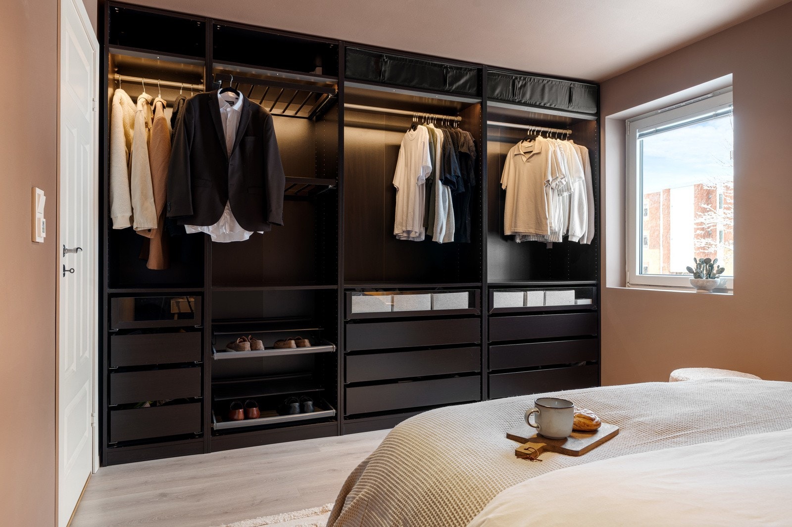 Hovedsoverommet er innredet med en åpen garderobeløsning fra IKEA med integrert belysning. Galleribilde