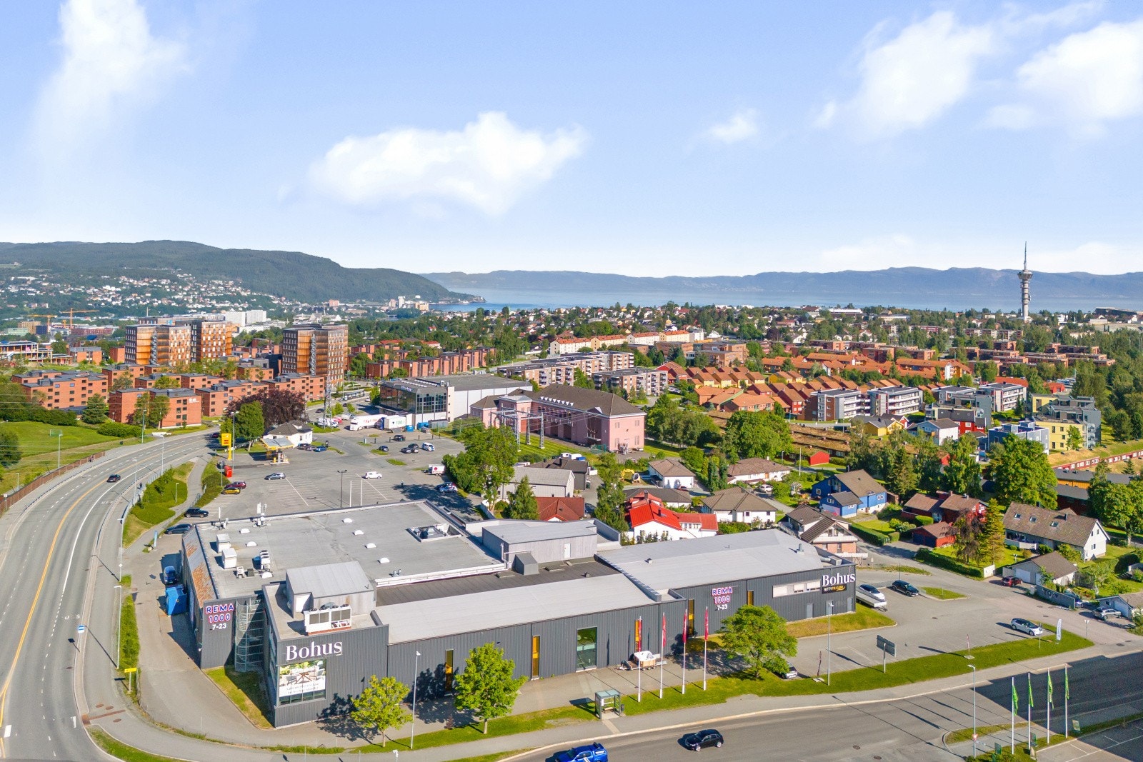 I nærområdet finner du både Bohussenteret og Moholtsenteret, som kan by på fasiliteter som dagligvarebutikker, apotek, legesenter, restaurant, kafé og frisør. Galleribilde