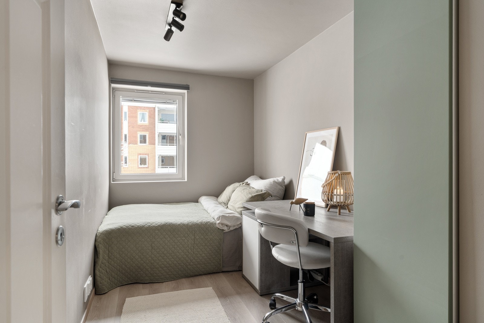 Det er plass til dobbeltseng og tilhørende møblement på alle rom. Galleribilde