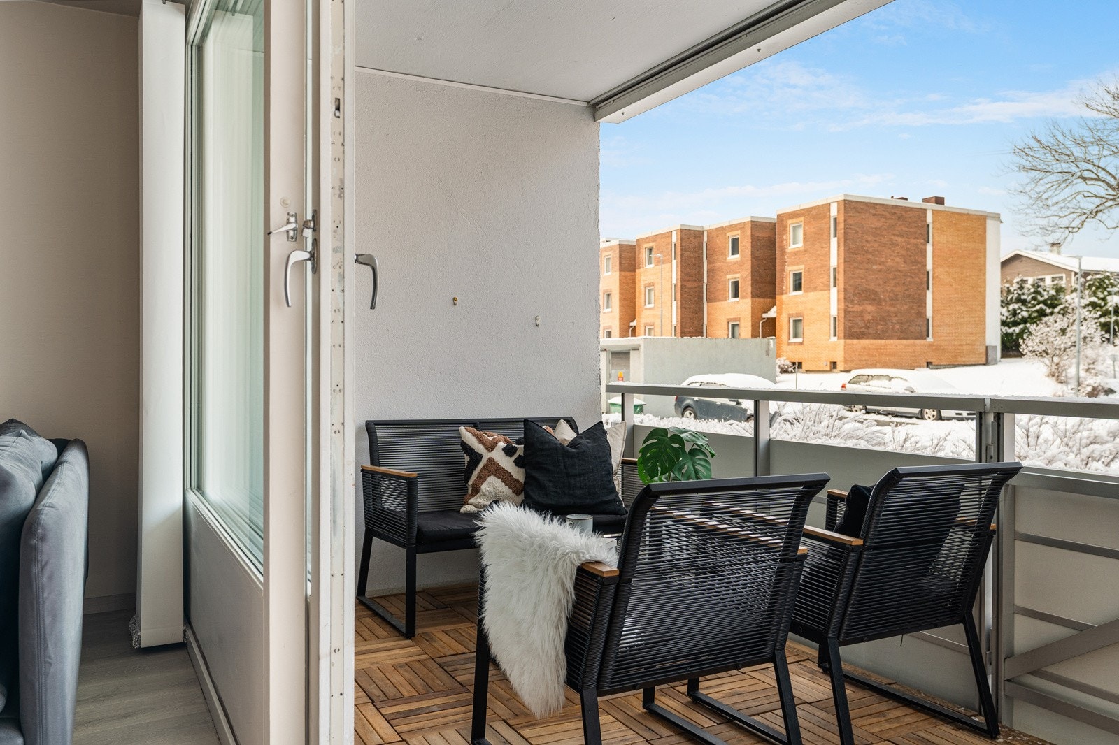 Via skyve-/hevedør i stuen er det adkomst til en herlig balkong av god størrelse. Balkongen er utstyrt med terrassefliser, utvendig stikk og ledstripe i tak. Galleribilde