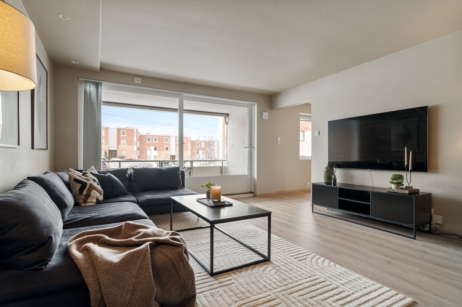 Rause vindusflater gir godt med lys til oppholdsrommet. Galleribilde