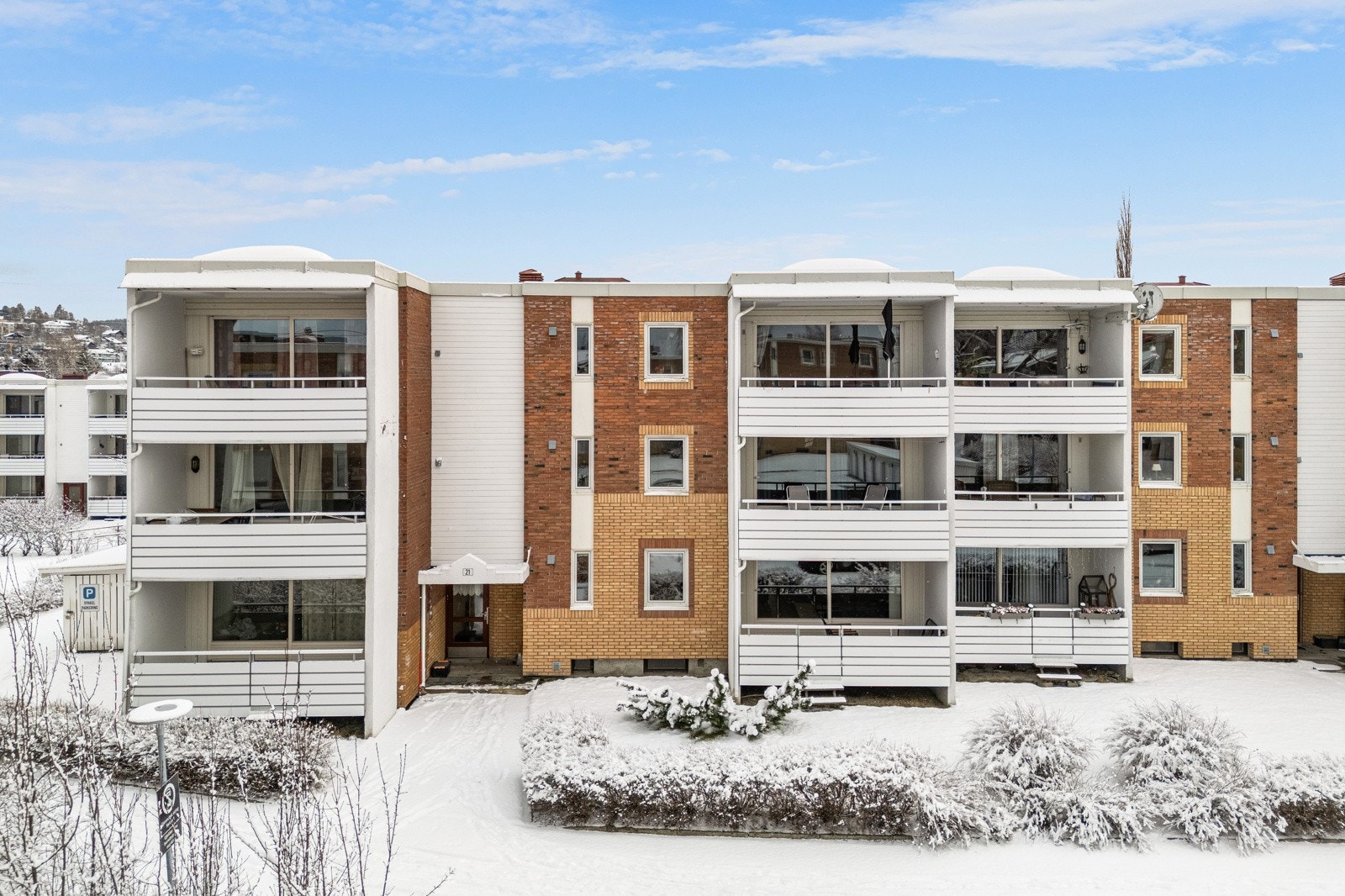 Det er lett adkomst til borettslaget fra omkjøringsveien og muligheter for parkering like ved inngangsdøren. Galleribilde