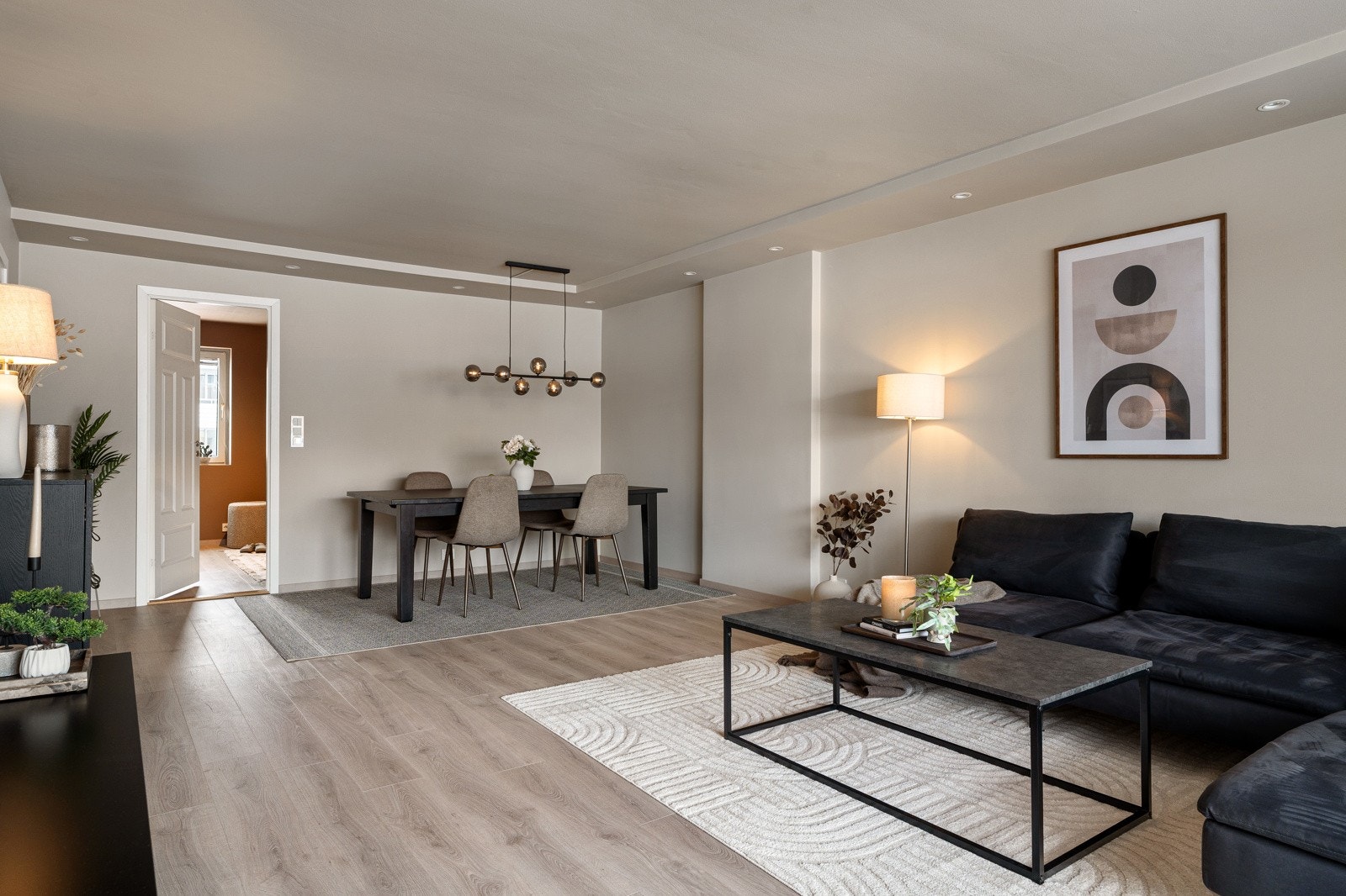 Innvendig fremstår leiligheten meget tiltalende, med tidløse fargevalg på vegger, 1-stavs gulv og utstrakt bruk av downlights. Galleribilde