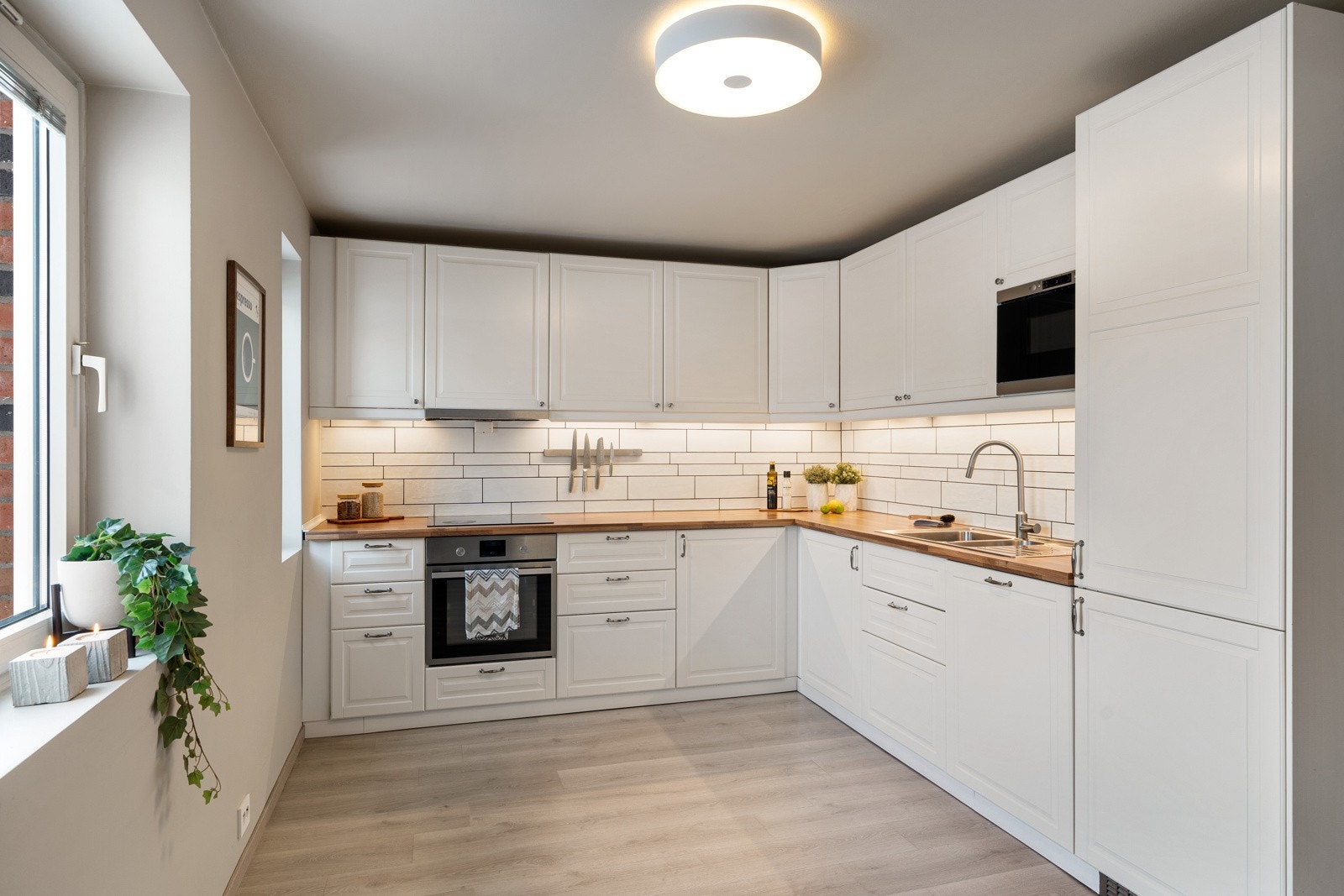 Kjøkkenet, som var nytt i 2017, har et smakfullt og tidsmessig design med gode arbeidsflater, praktiske løsninger og rikelig med oppbevaringsplass. Galleribilde