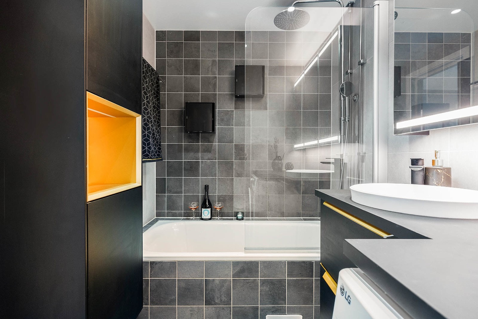 Moderne bad med innebygget badekar Galleribilde