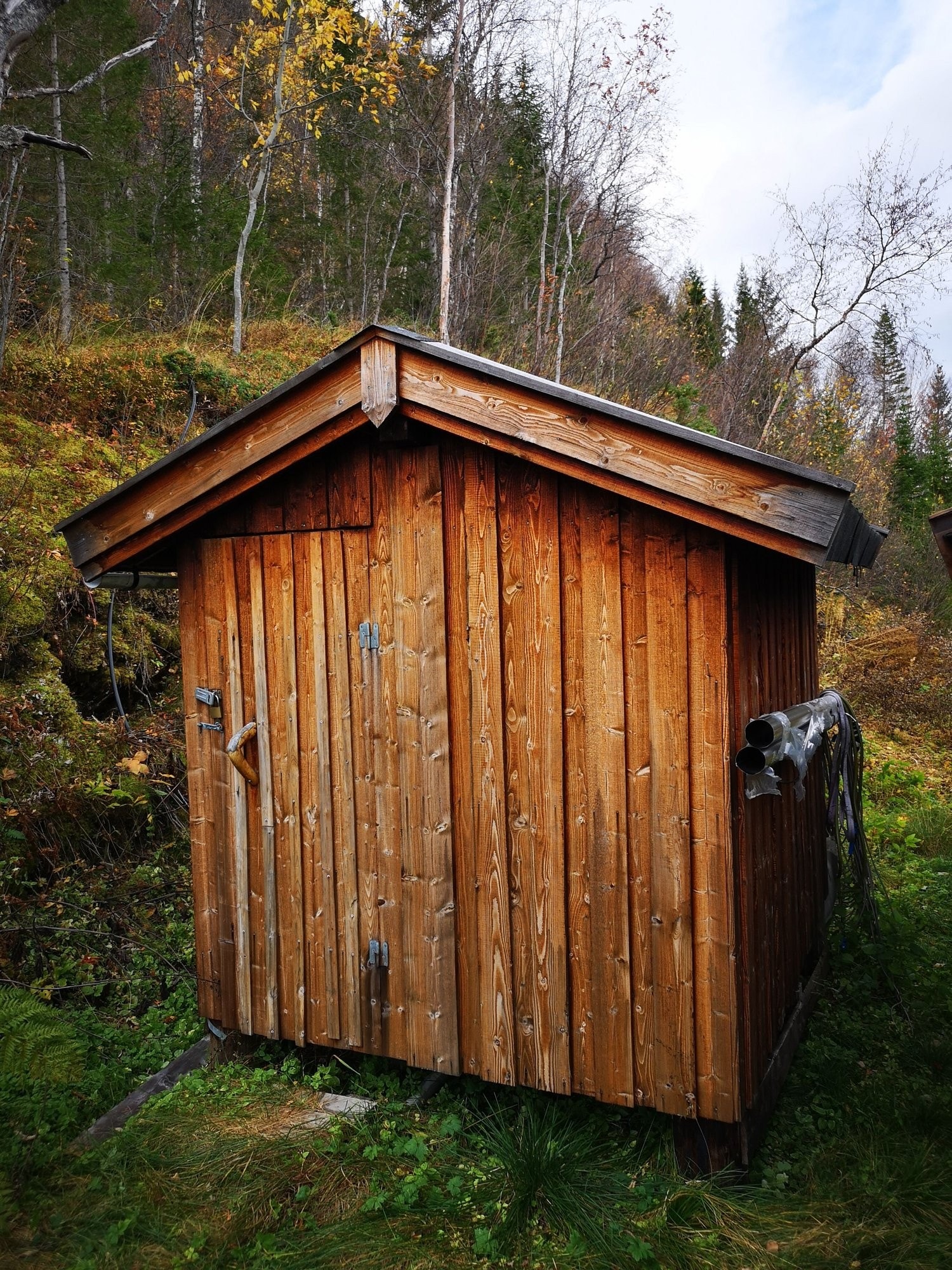Uthus med utedo. Galleribilde