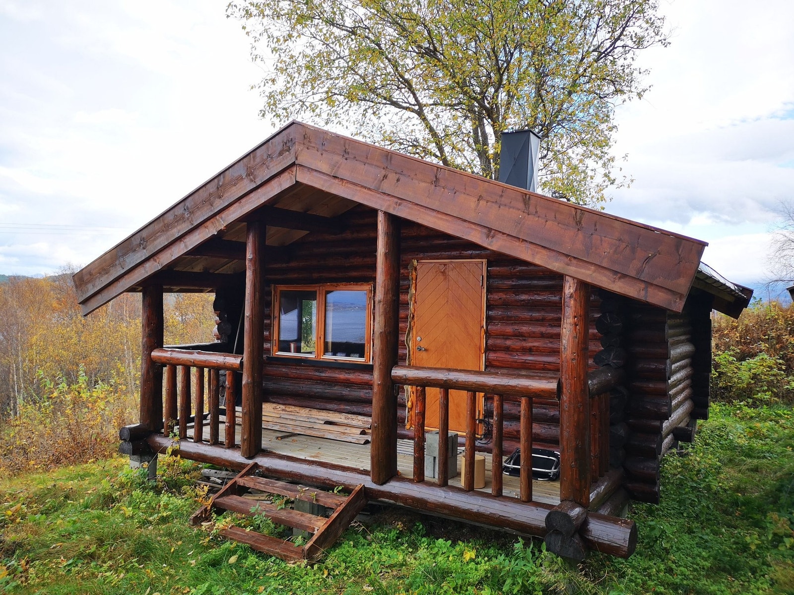 Veranda på inngangssiden. Galleribilde