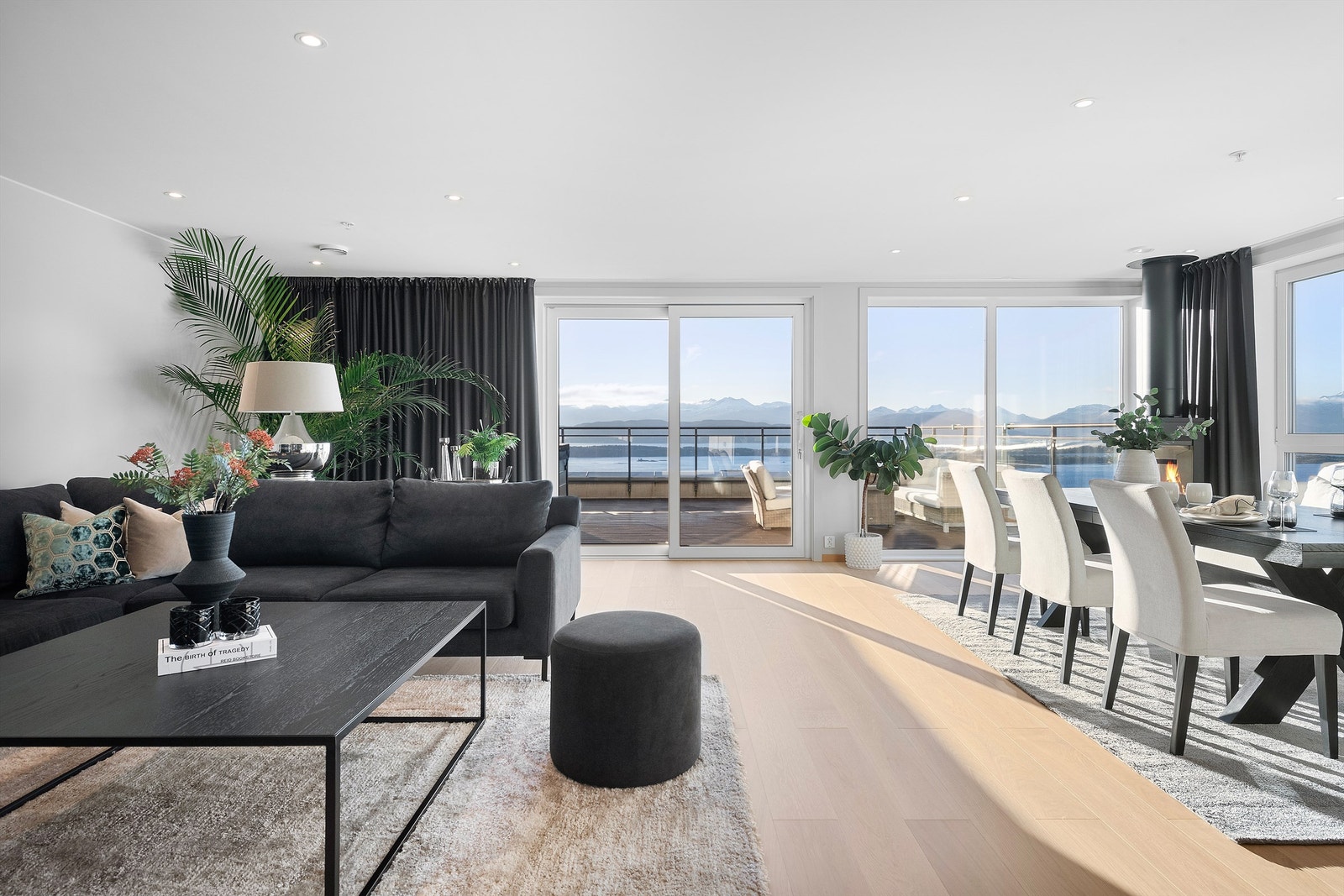 Fra stua er det skyvedør ut til den romslige verandaen Galleribilde
