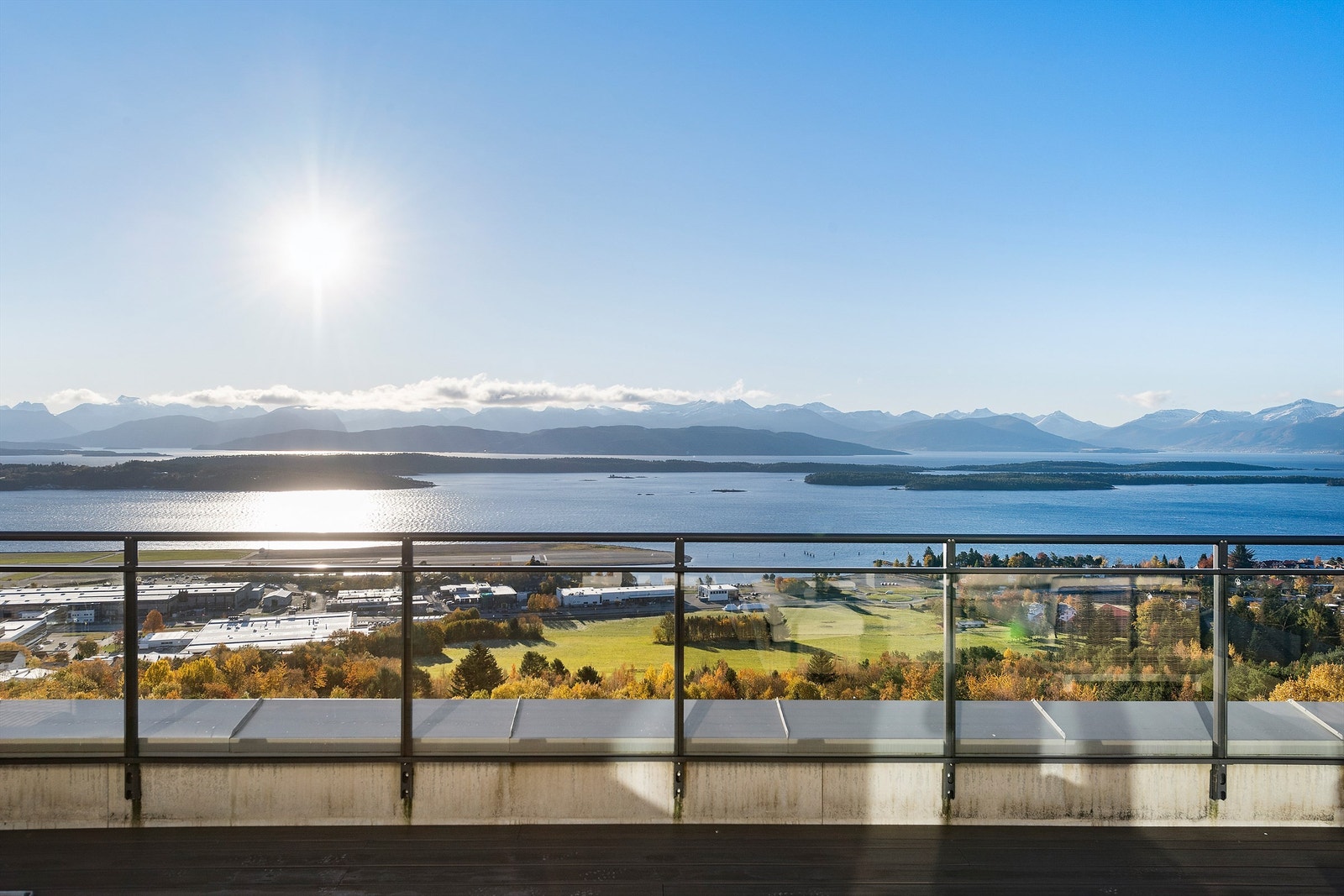 Fantastisk utsikt på verandaen som er på hele 47 kvm! Galleribilde