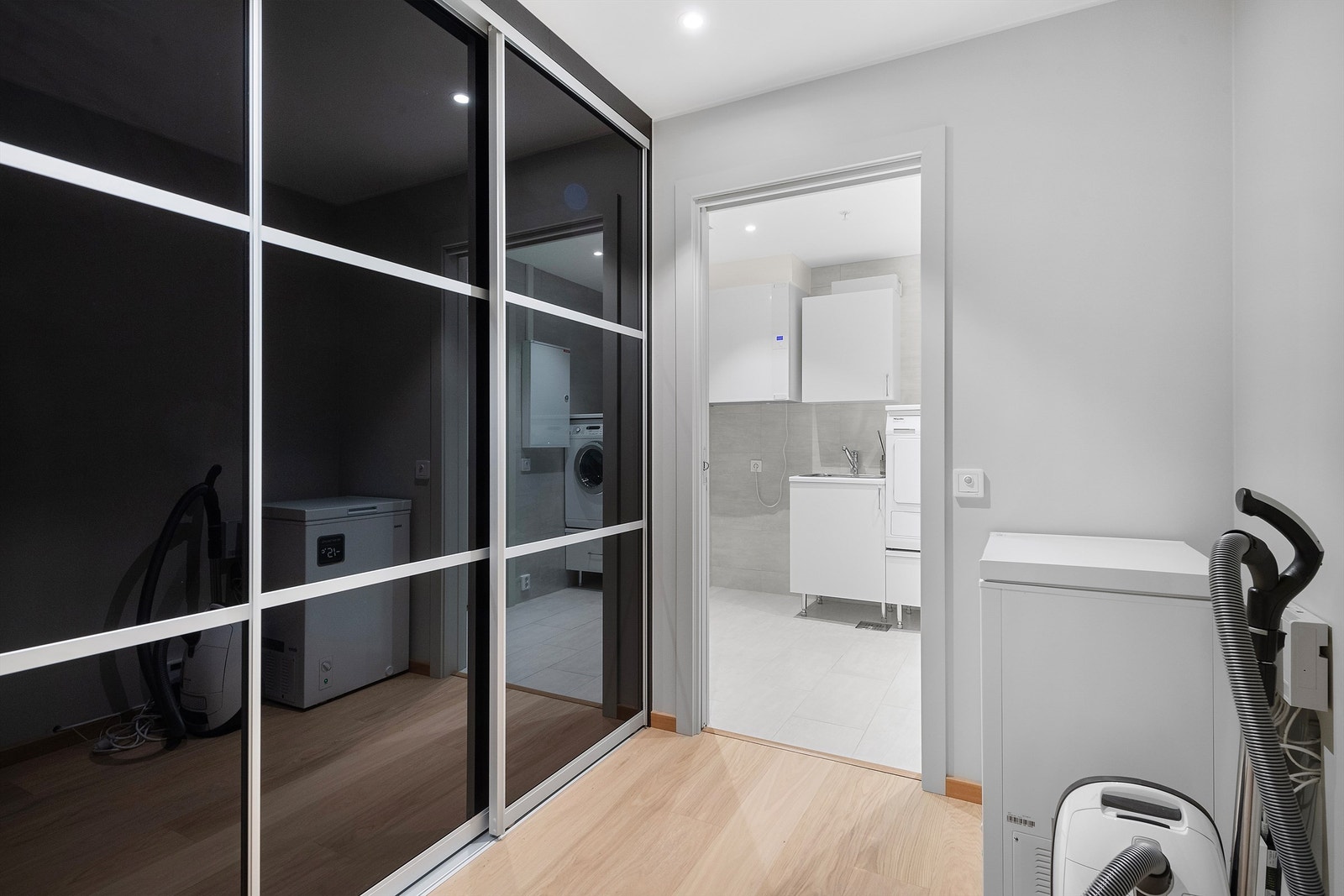 Walk-in closet/bod mot vaskerom Galleribilde