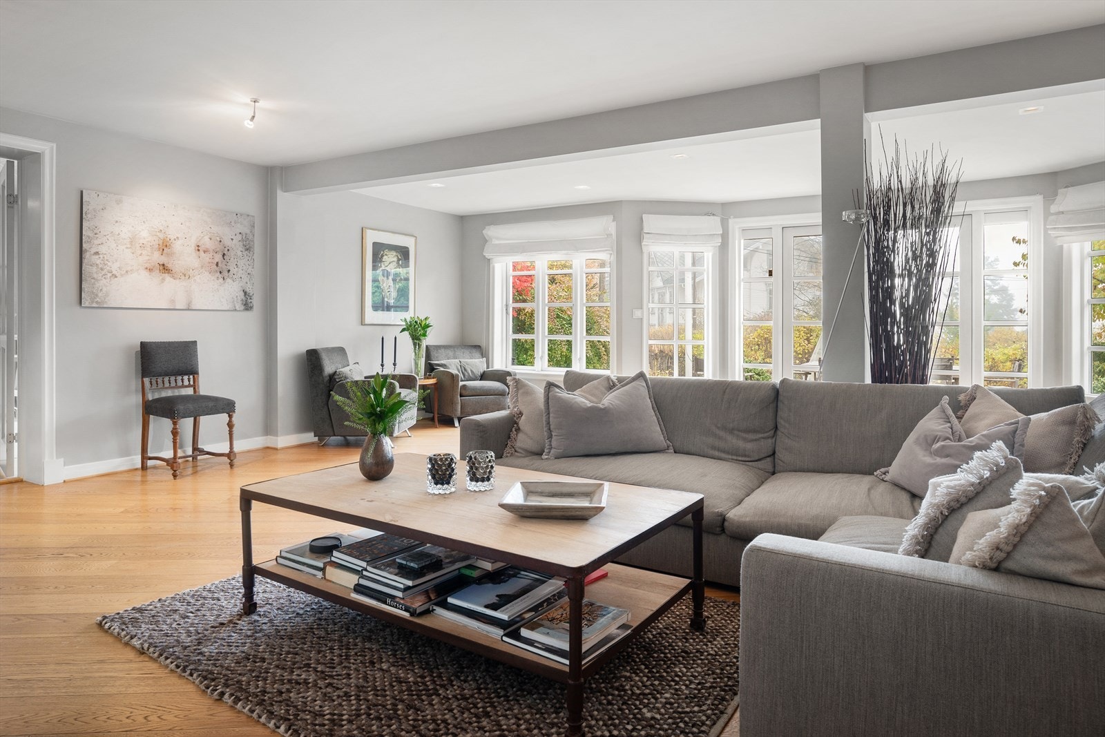 Store vindusflater gir rikelig med naturlig lys, og skaper en god atmosfære i rommet Galleribilde