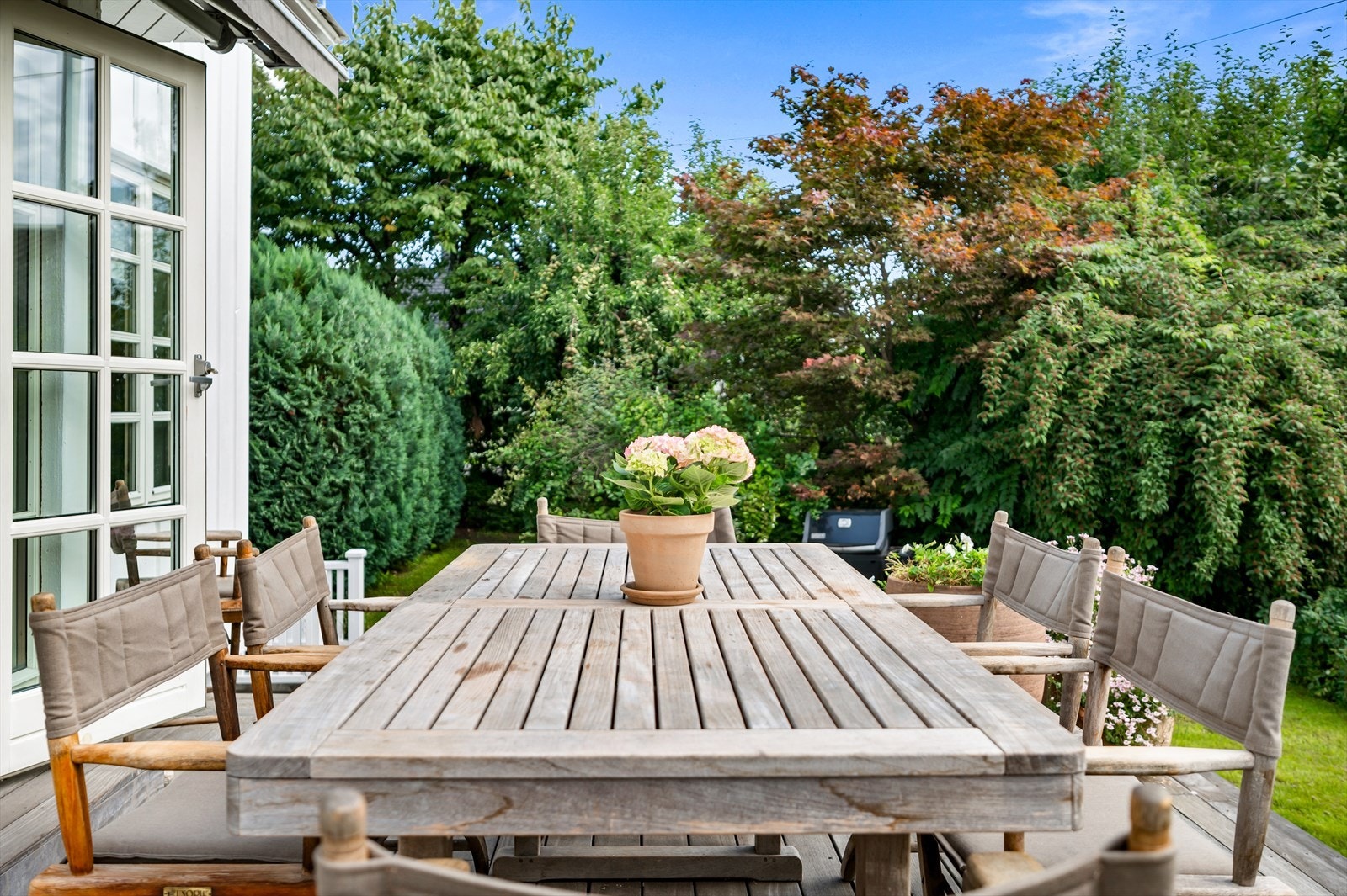 Terrassen har god plass til spisebord, grill, og blomsterpotter e.l. Galleribilde