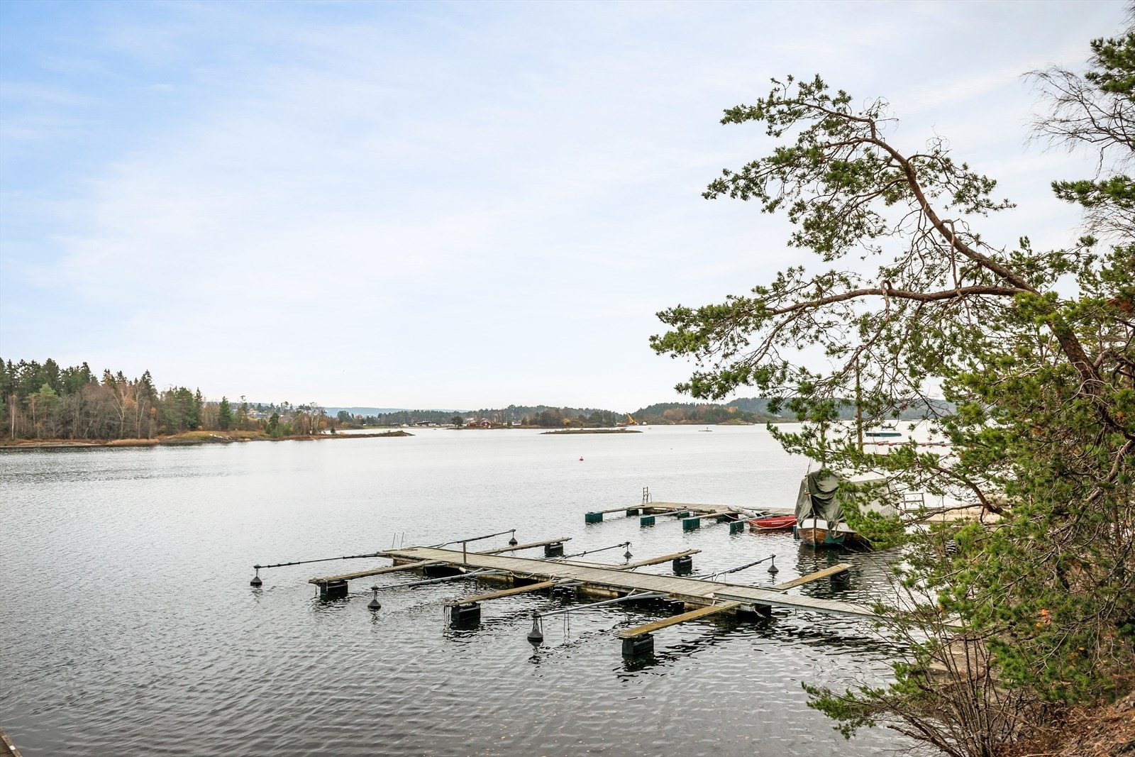 Tilgang til badebrygge og båtplass (tinglyst bade- og båtfesterett) i kort gangavstand fra eiendommen Galleribilde