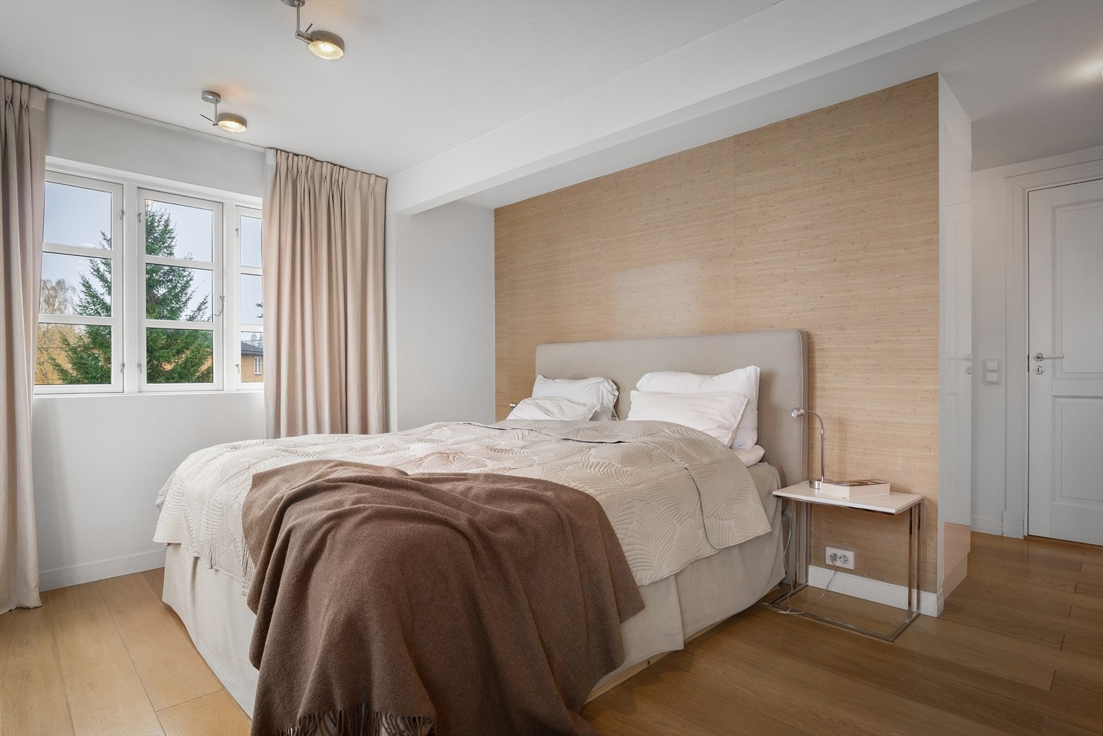 Hovedsoverom har utgang til veranda, samt en-suite-bad Galleribilde