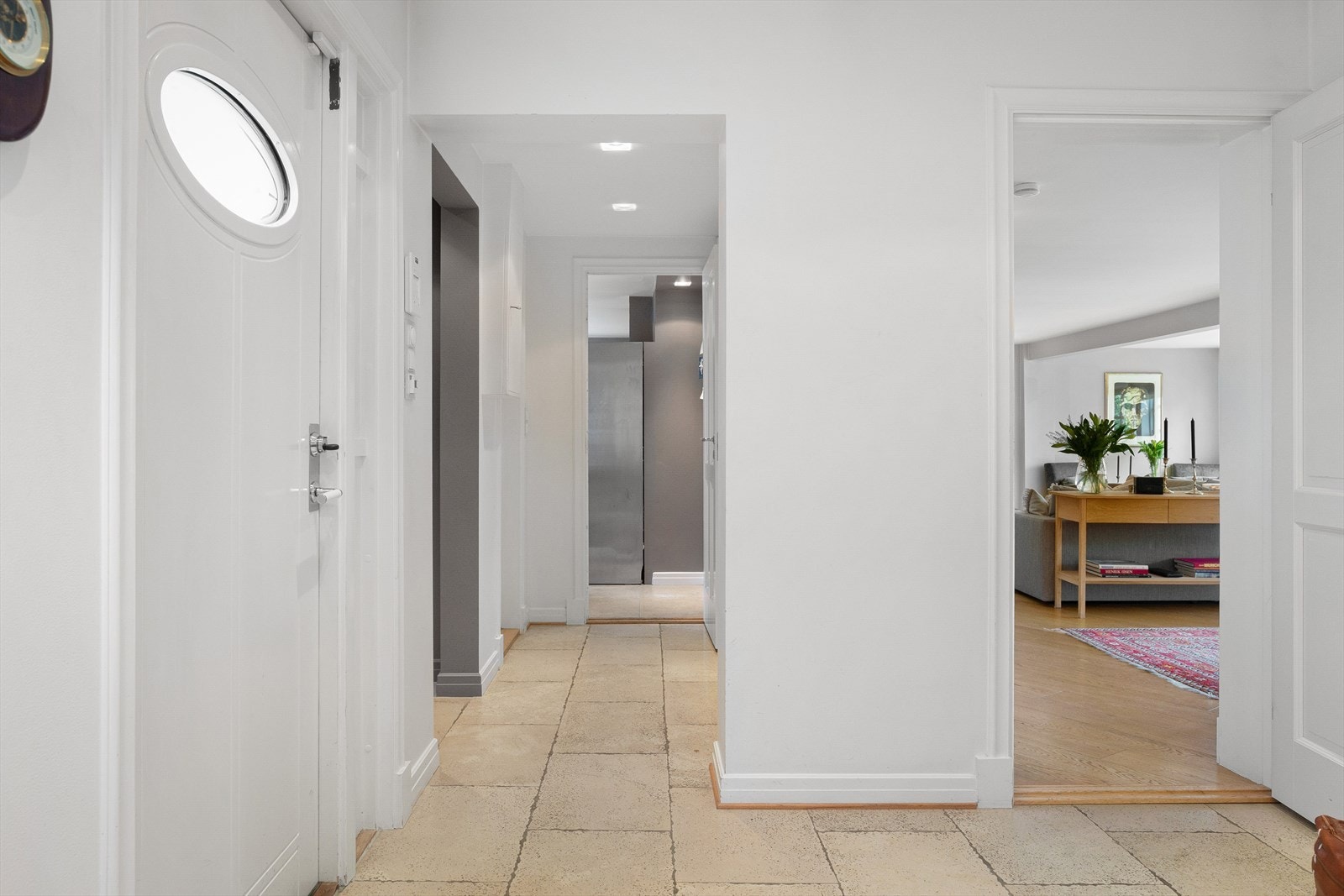 Boligen har en meget innholdsrik, familievennlig, åpen og sosial planløsning Galleribilde