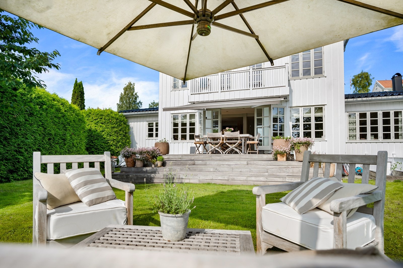 Eiendommen har gode solforhold med sol i hagen fra tidlig morgen til kveld Galleribilde