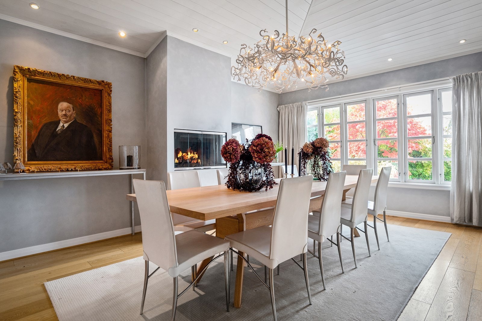 Lekker peis også i dette rommet, som både skaper en god atmosfære og gir god varme Galleribilde