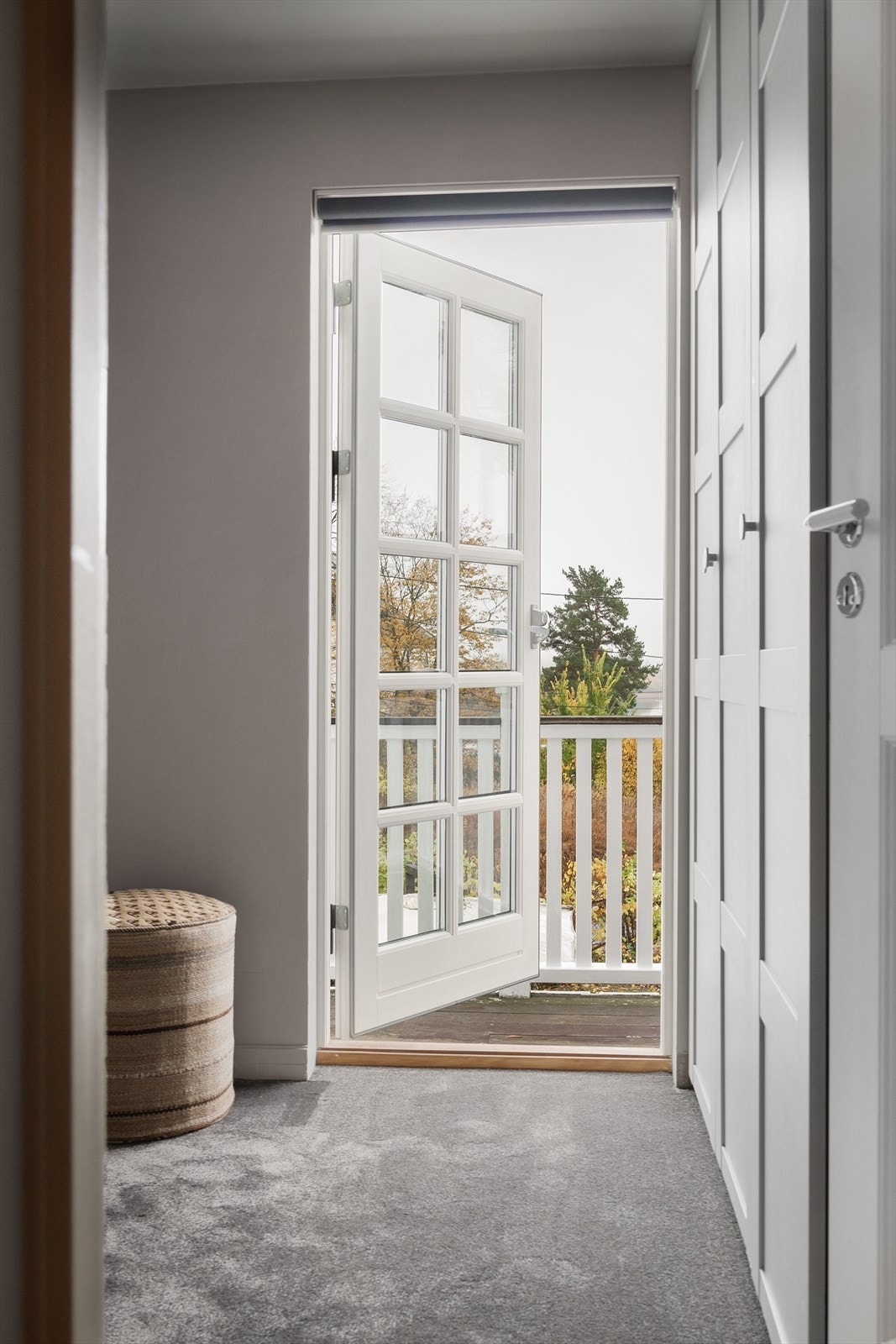 Rommet er smakfullt innredet med mykt teppe på gulv, samt garderobeskap Galleribilde