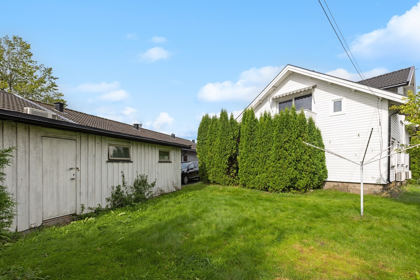 Romslig garasje medfølger. Tomten har videre en stor hage med bod med gode oppbevaringsmuligheter. Galleribilde