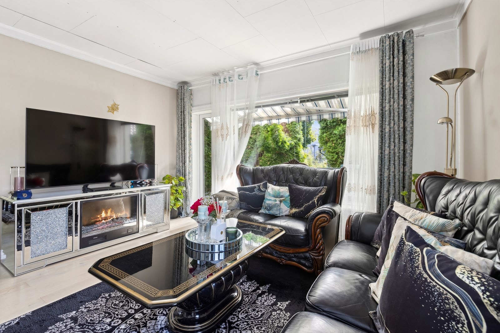 Stue med god plass til sofamøblement Galleribilde