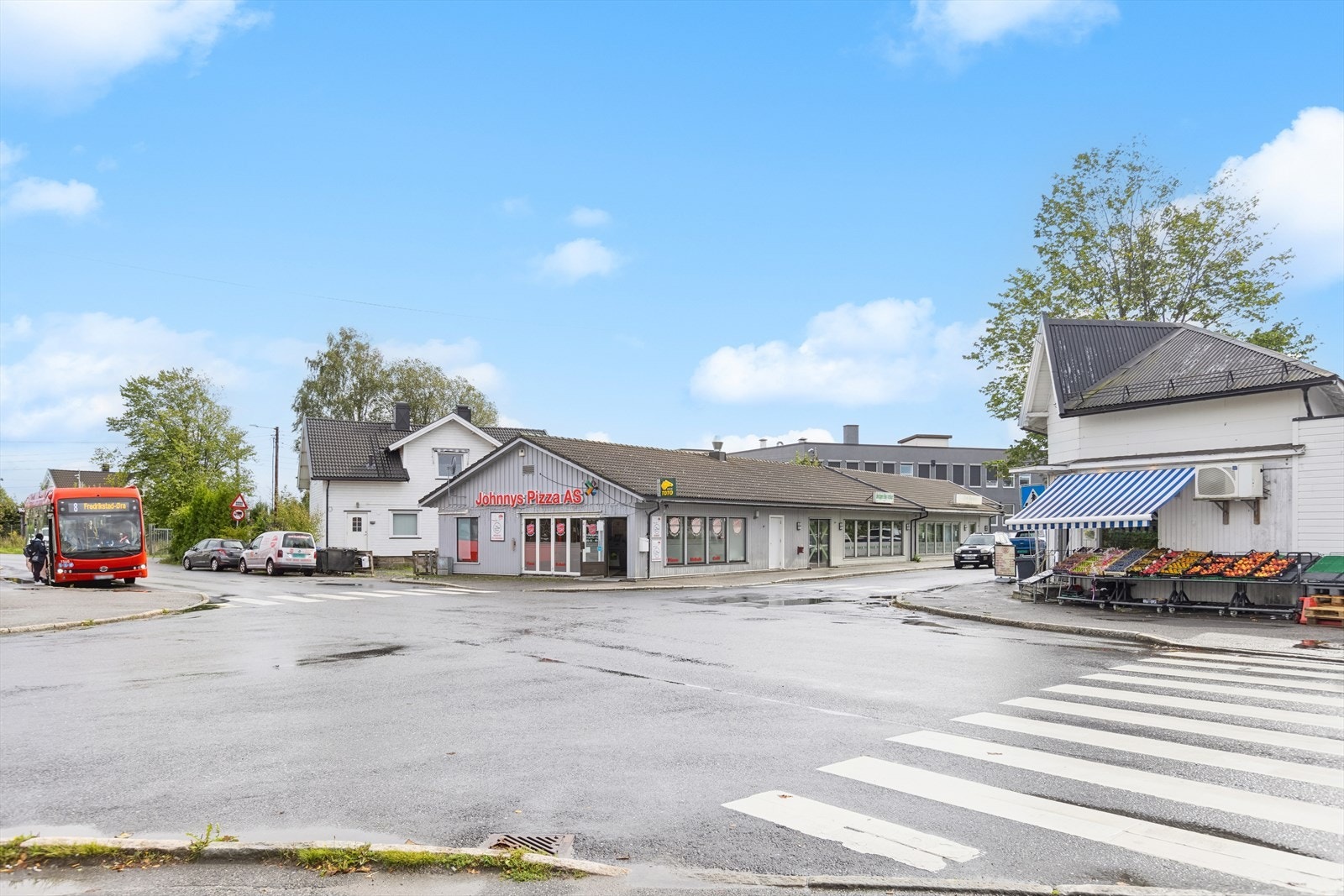 Eiendommen ligger sentralt mot Lisleby med nærhet til blant annet bussstopp,
treningssenter, dagligvarebutikk og mer. Galleribilde